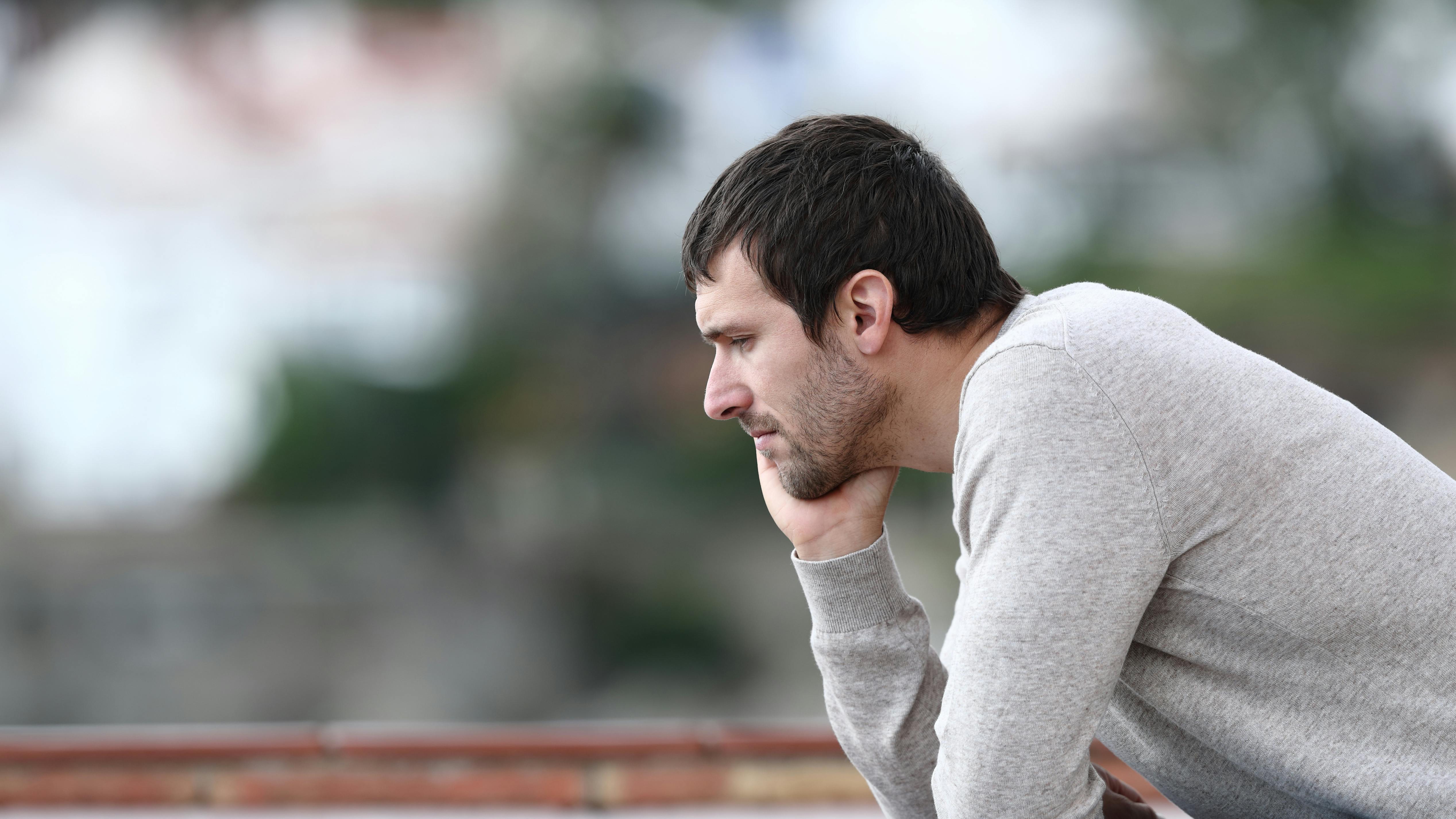 Bekymret mand sidder på en bænk