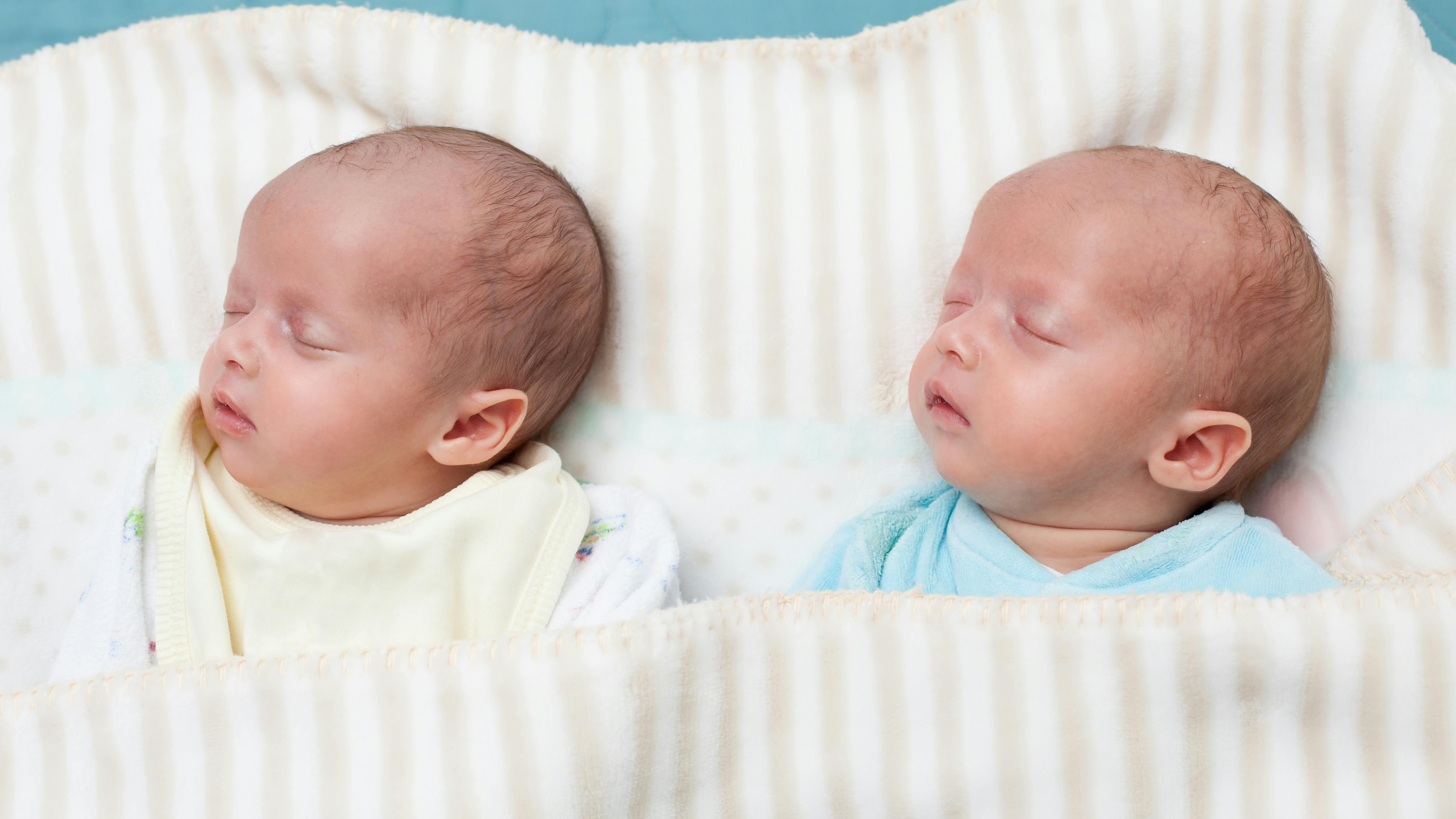 To sovende tvillinger