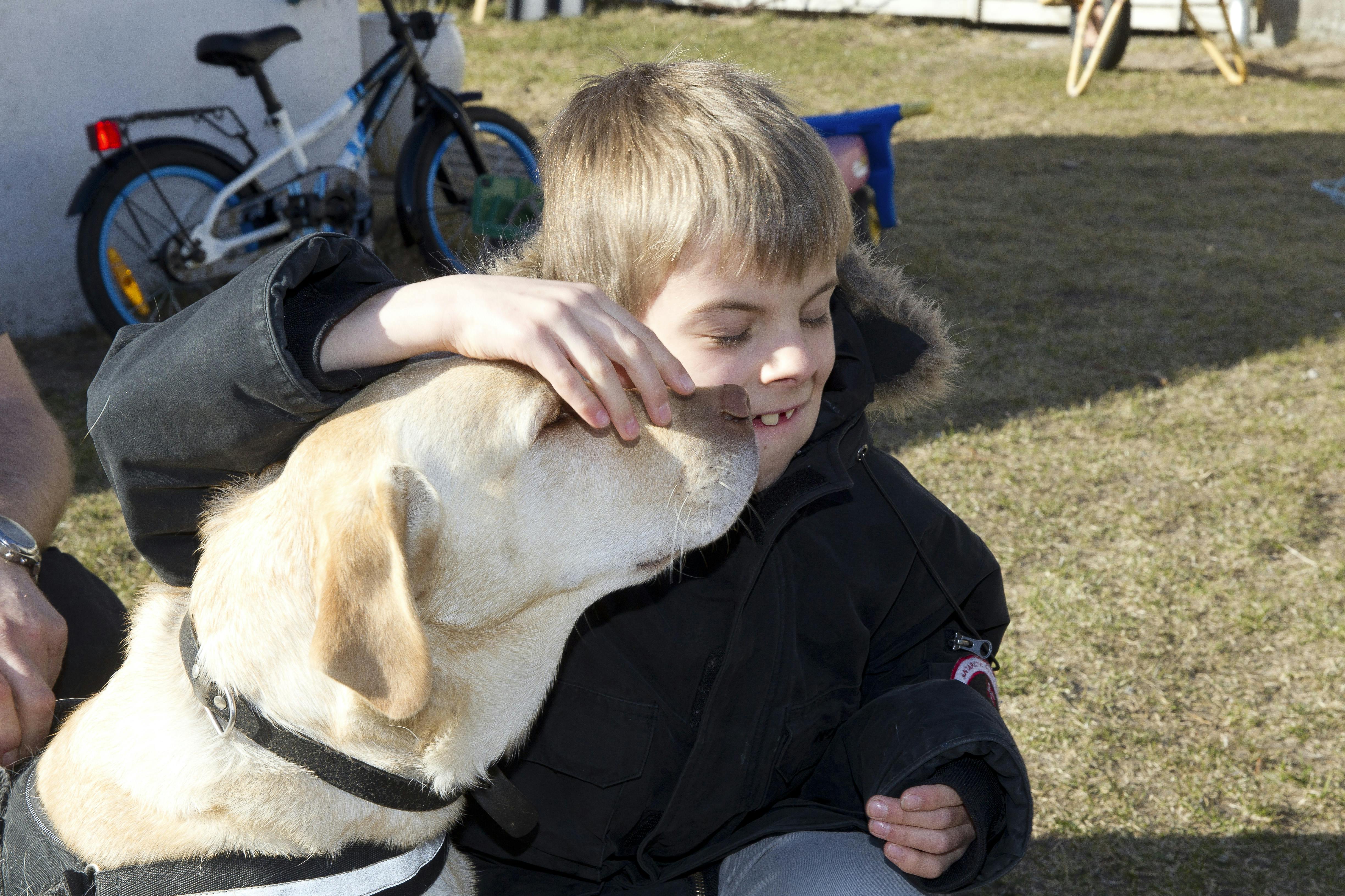 William Lindholm JĂžrgensen, Tornby, fotograferet i 2013 med sin fĂžrste servicehund Jolly.