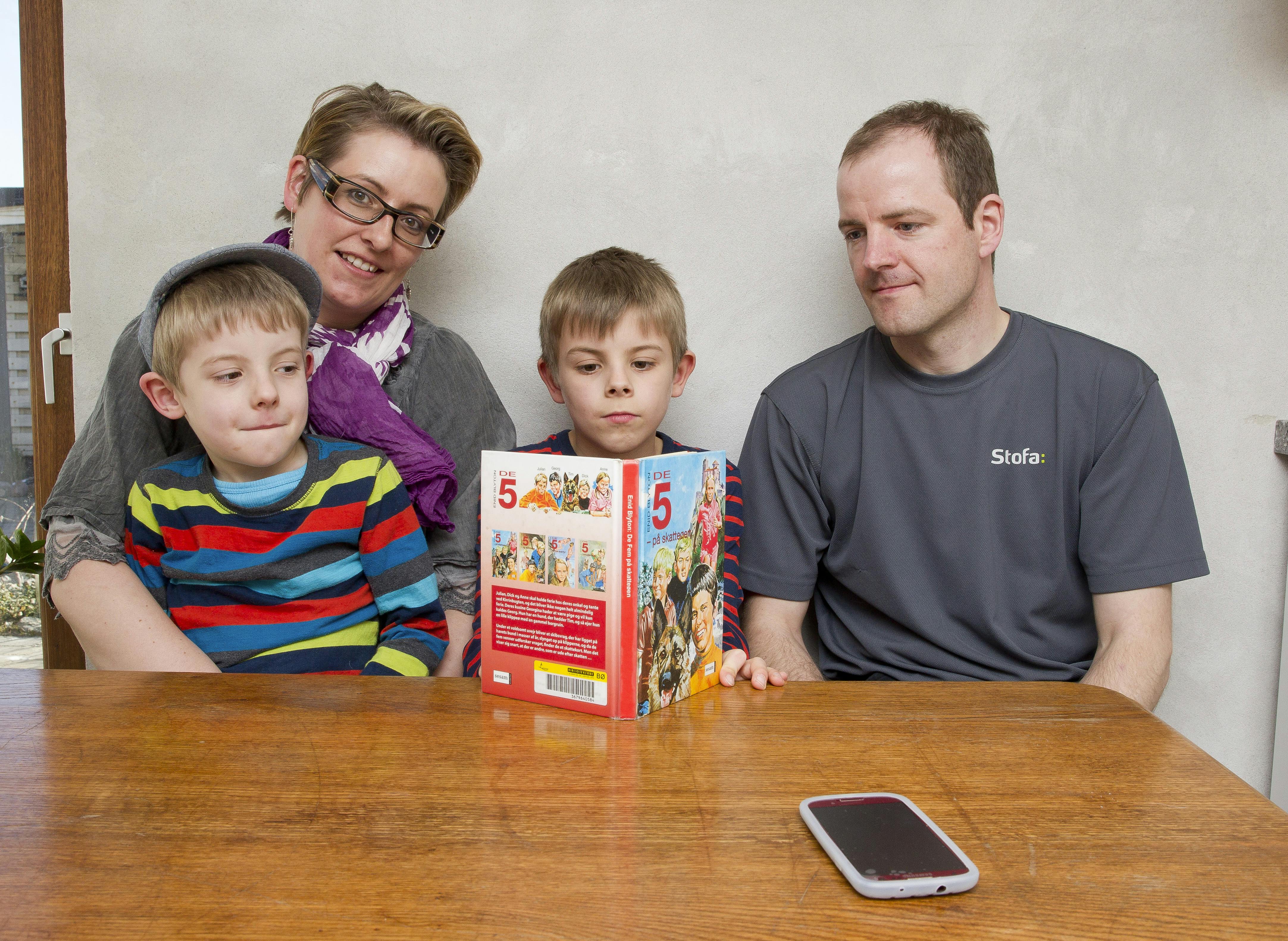 Foto fra 2013 af Tabitha og Ulrik Lindholm Jørgensen fra Tornby ved Hirtshals med sønnerne William og Benjamin, der i dag begge har autisme- og adhd-diagnoser.