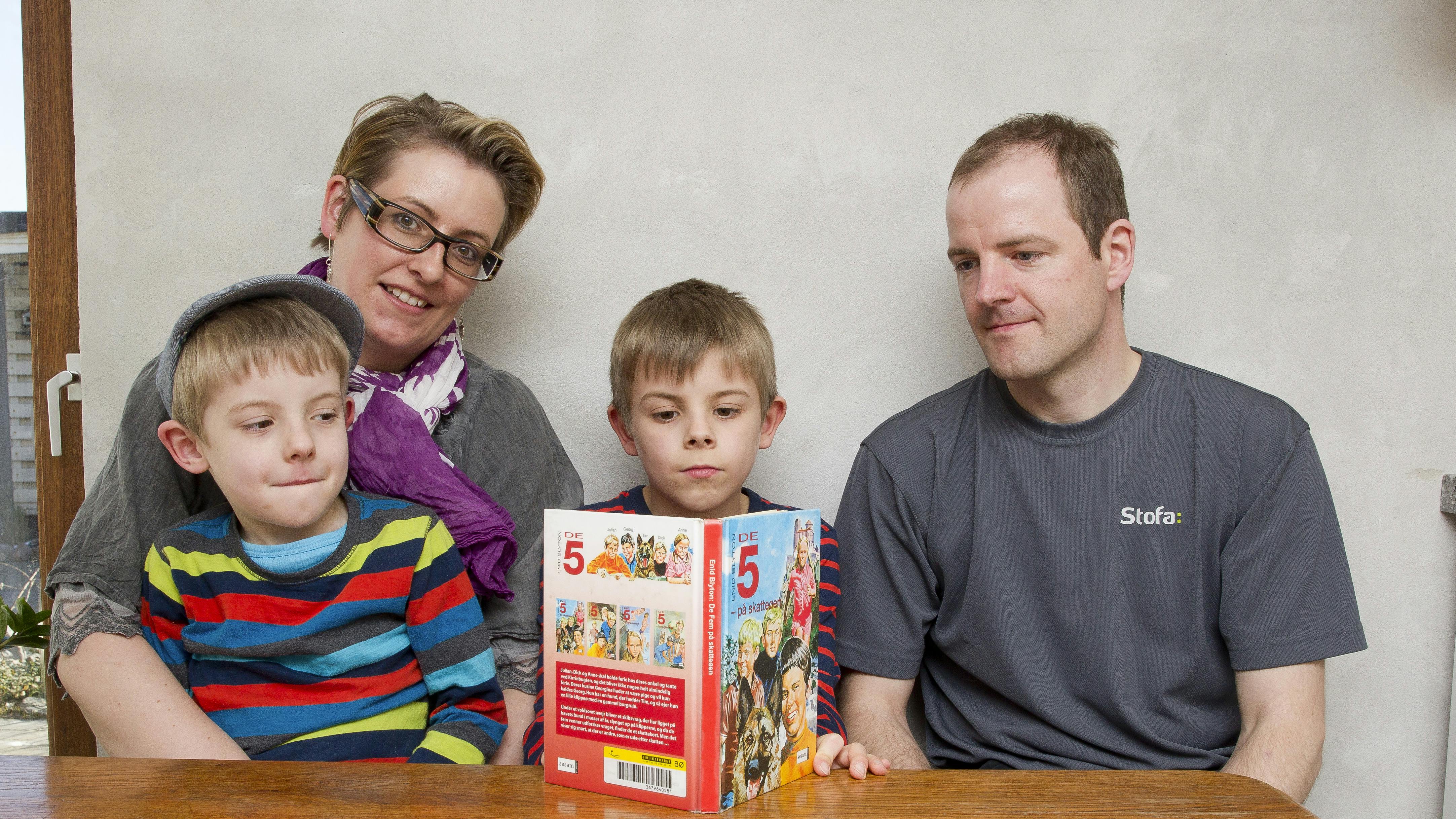 Foto fra 2013 af Tabitha og Ulrik Lindholm JĂžrgensen fra Tornby ved Hirtshals med sĂžnnerne William og Benjamin, der i dag begge har autisme- og adhd-diagnoser.