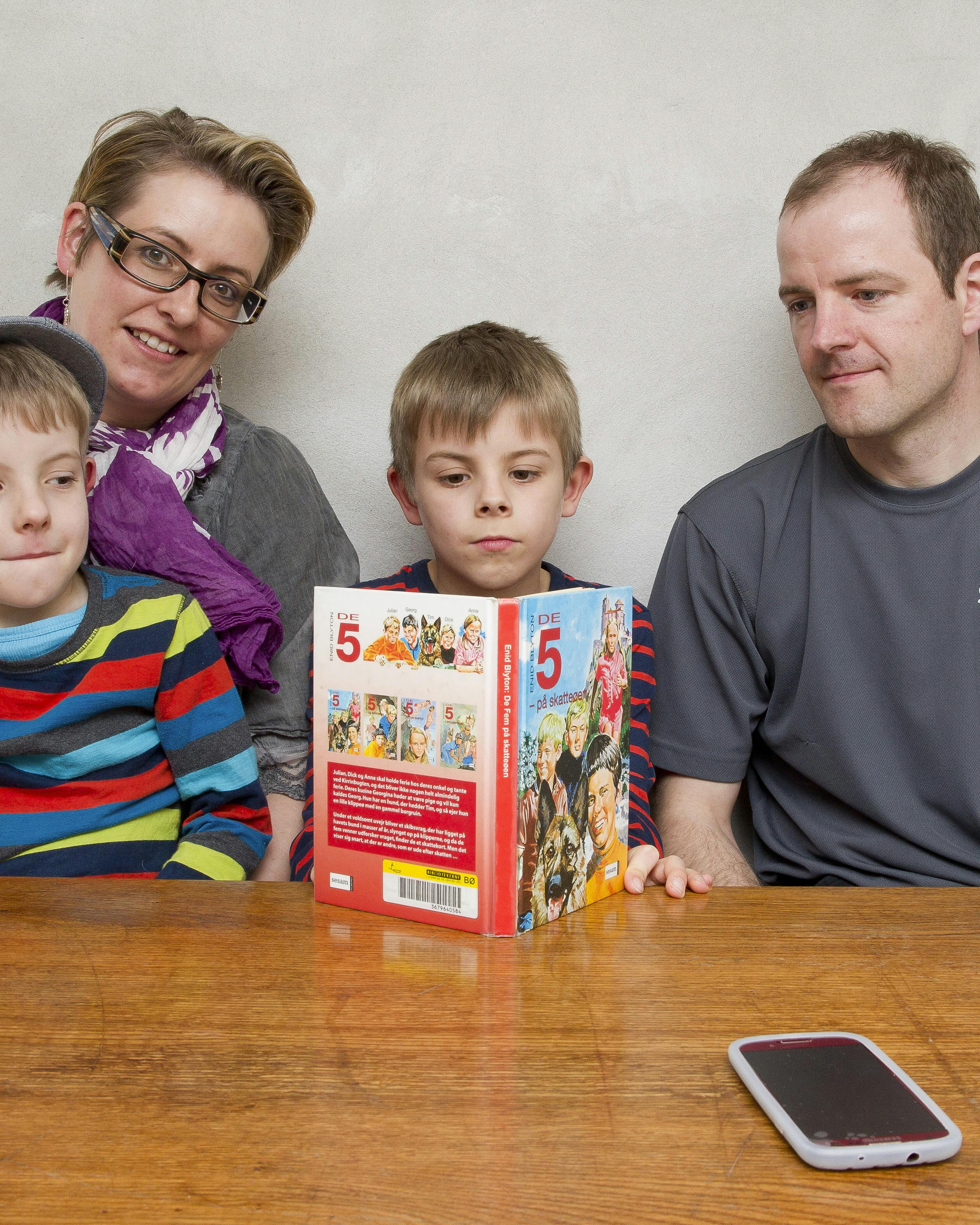 Foto fra 2013 af Tabitha og Ulrik Lindholm Jørgensen fra Tornby ved Hirtshals med sønnerne William og Benjamin, der i dag begge har autisme- og adhd-diagnoser.