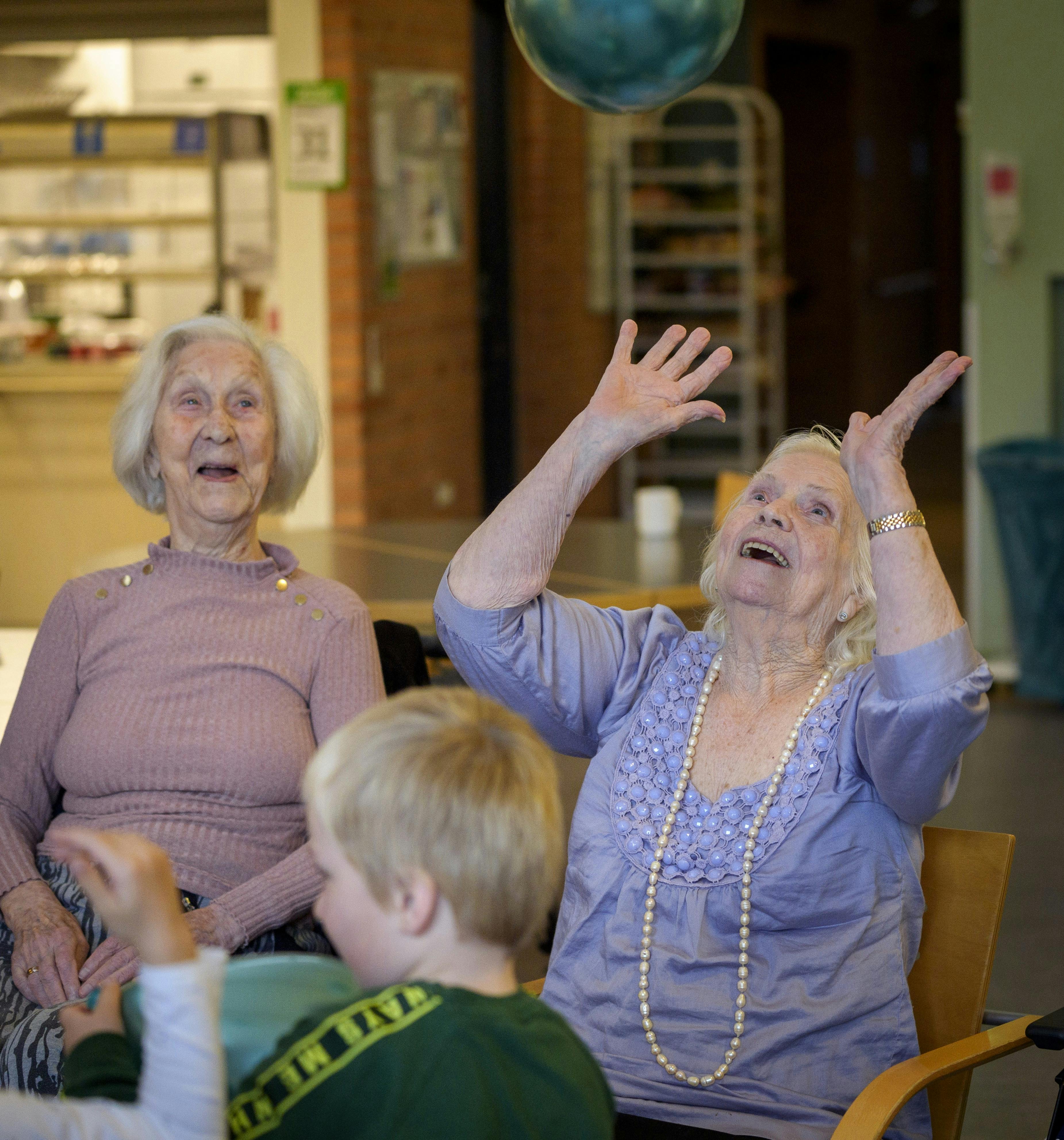 To ældre damer, der leger ballonleg.