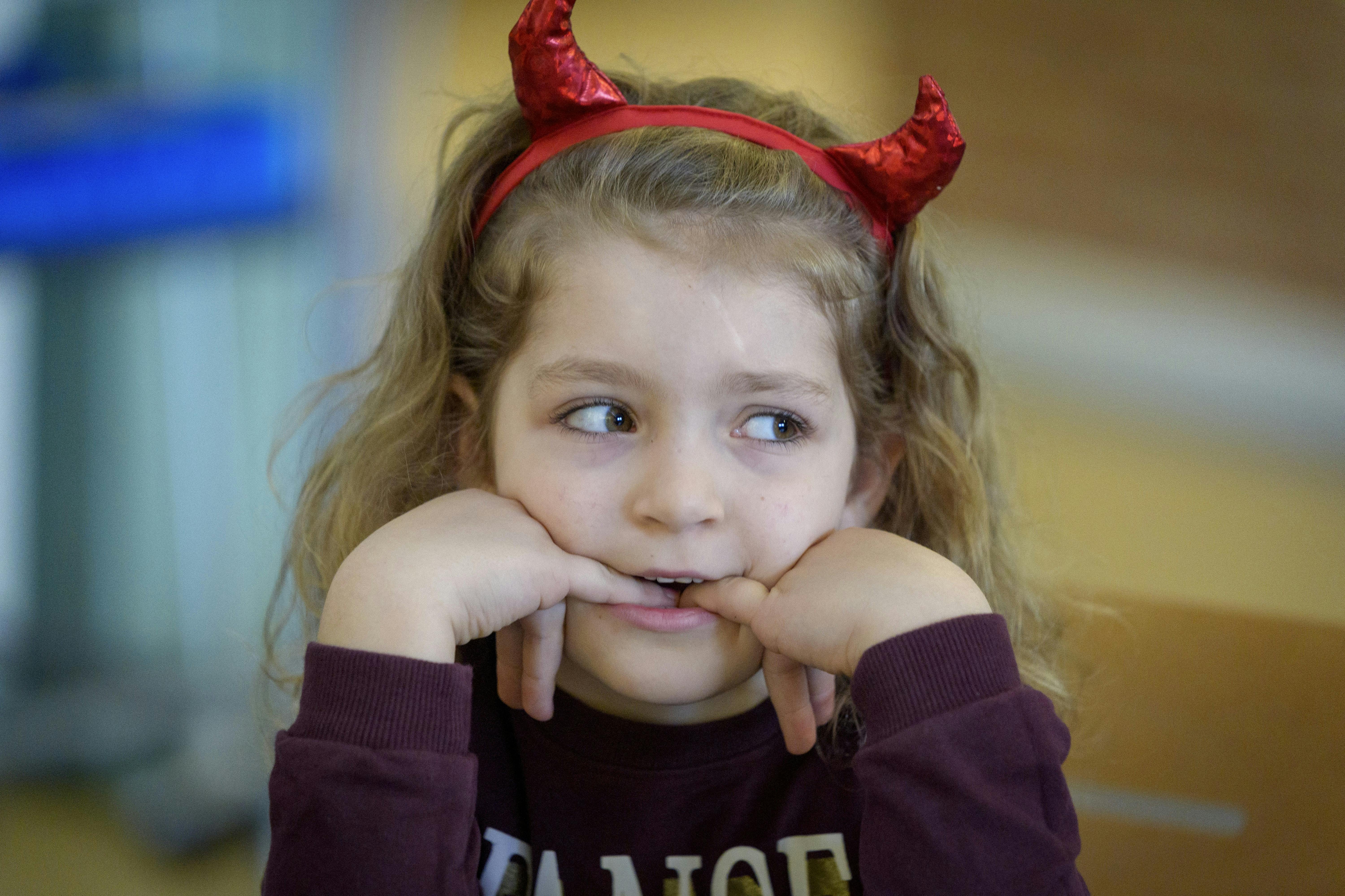 En lille pige med dæmonører på.