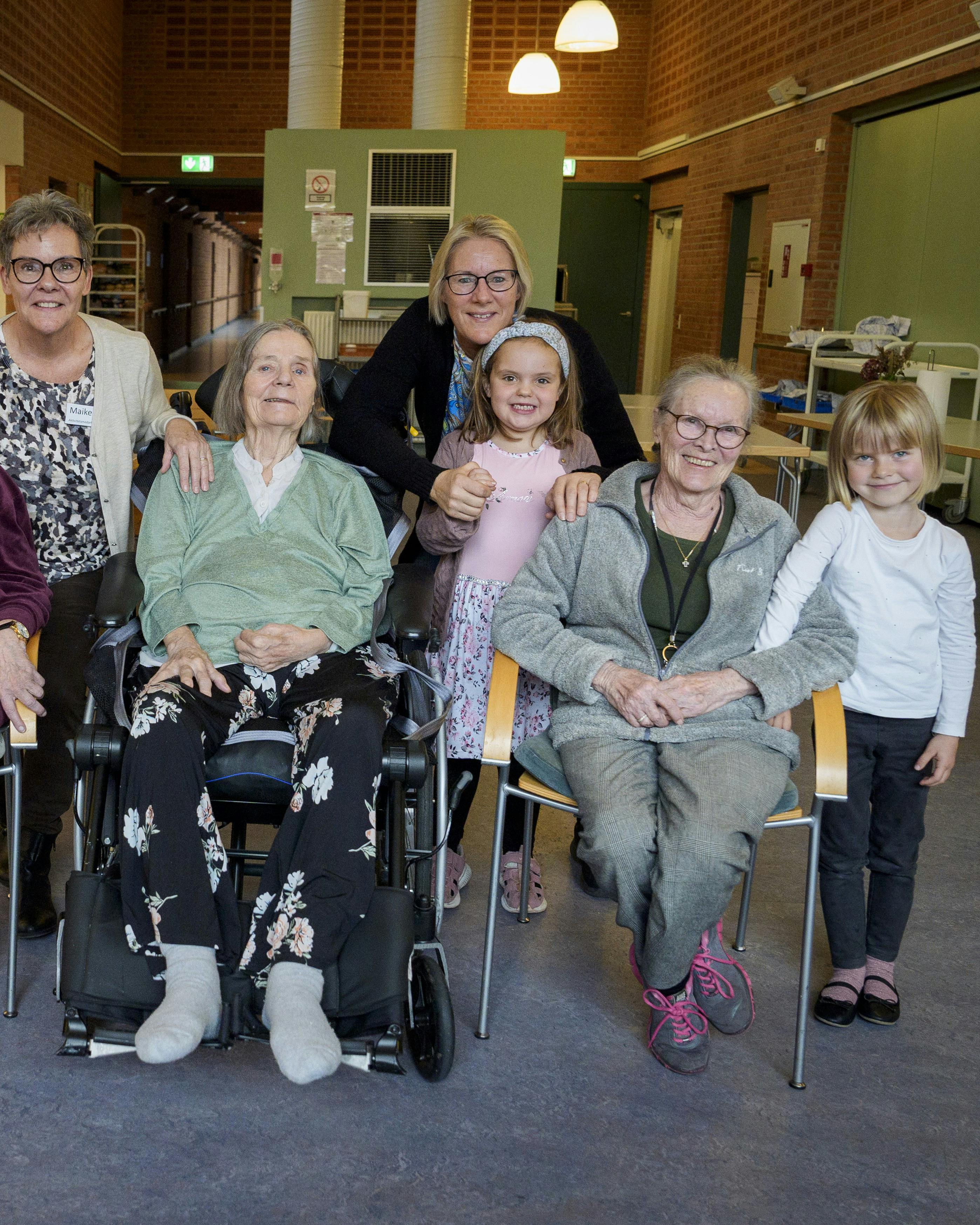 Et par stykker af de unge og de gamle, der har en legeaftale.