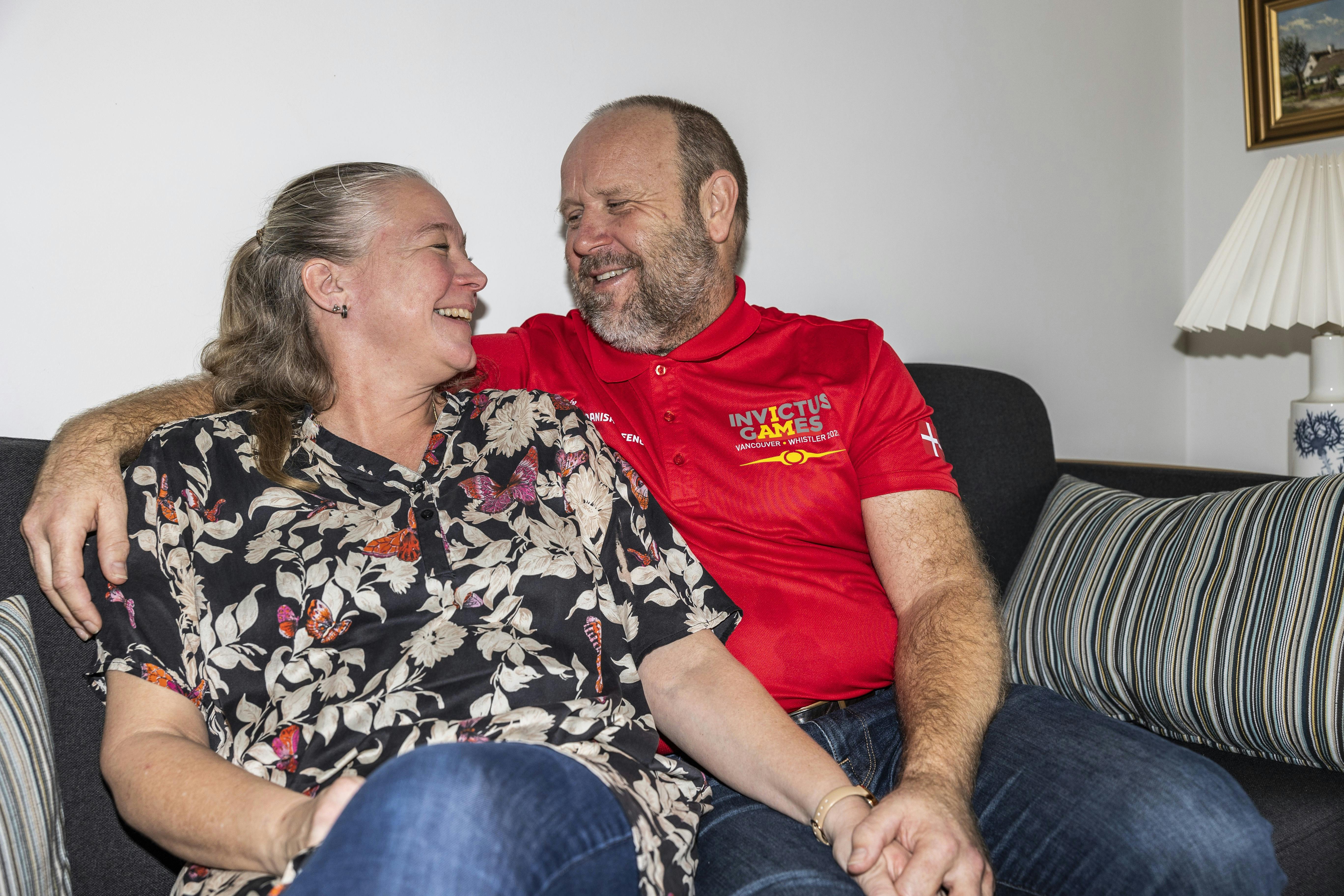 Klaus og Henriette, der sidder og holder om hinanden i sofaen.