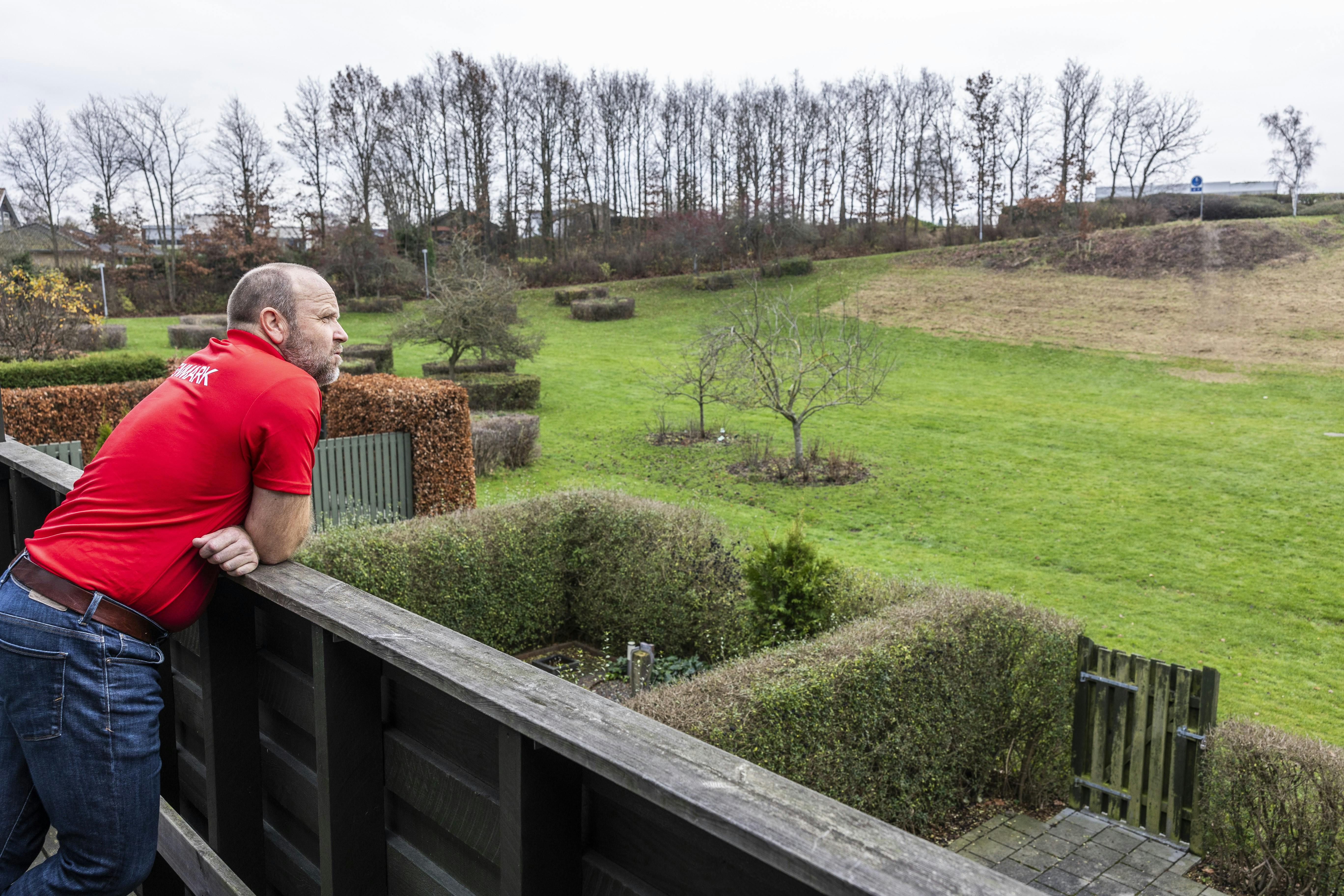 Krigsveteran Klaus der står på sin terrasse og kigger ud. 