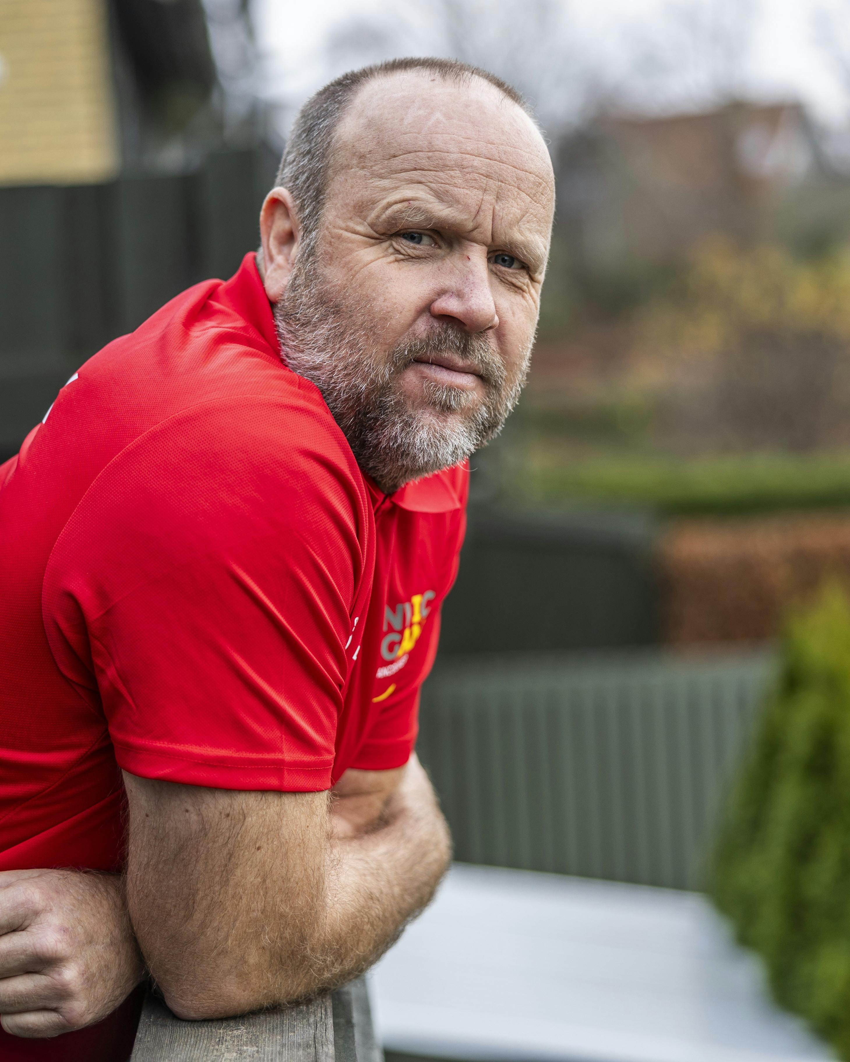 Krigsveteran Klaus ude ved sin terrasse.