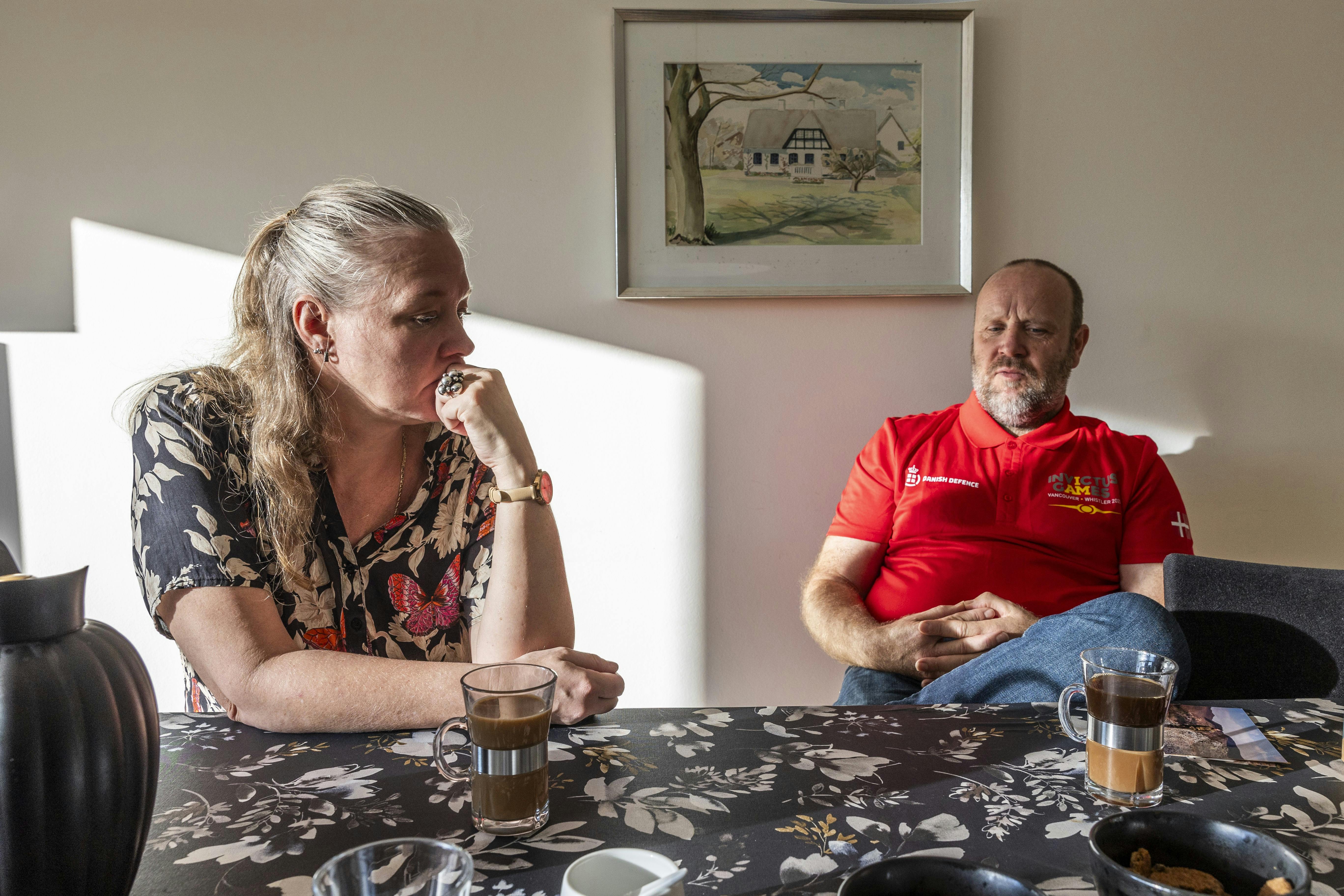 Klaus der sidder sammen med sin hustru, Henriette ved spisebordet.