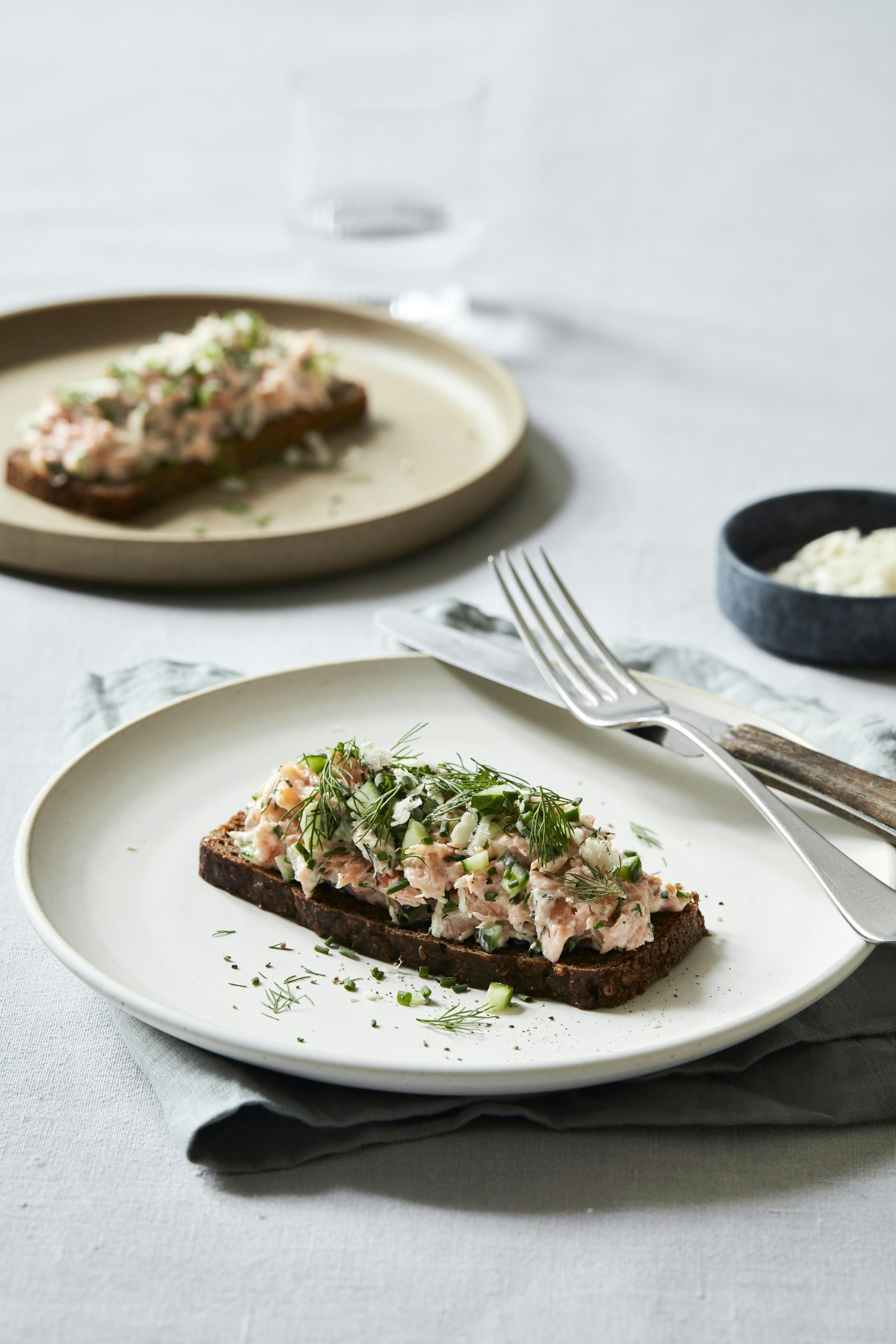 Rugbrød med varmrøget laks, agurk og krydderurter