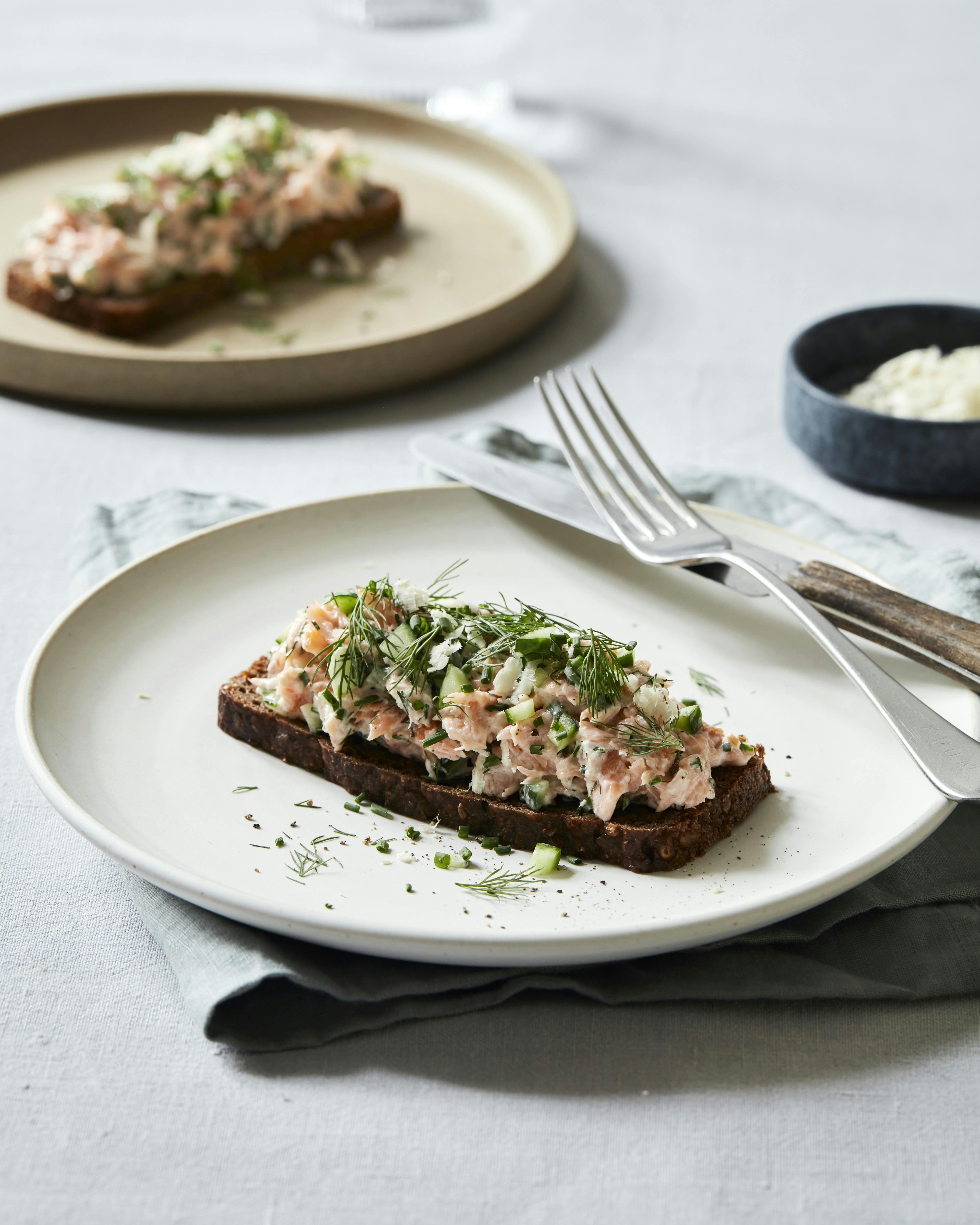 Rugbrød med varmrøget laks, agurk og krydderurter