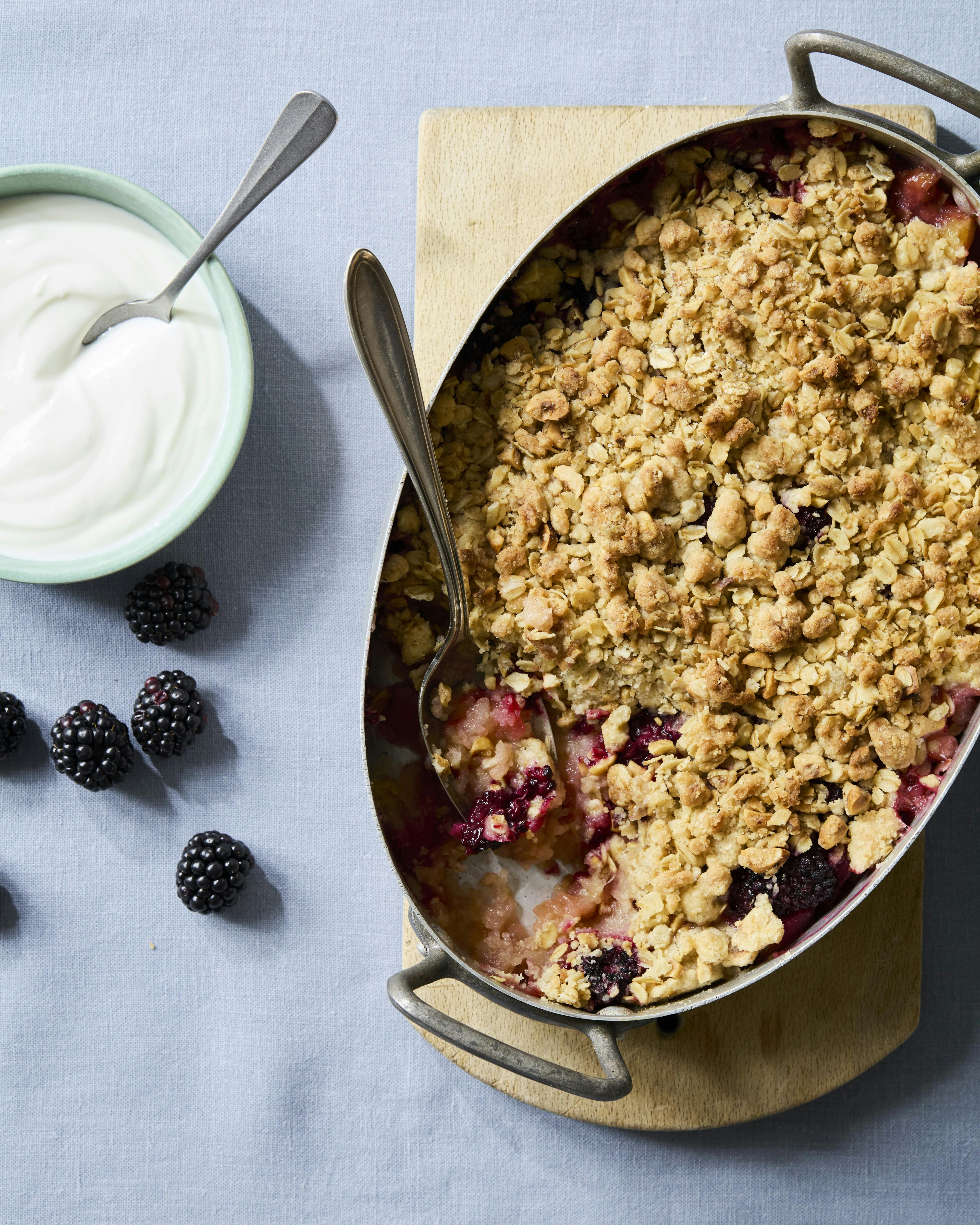Æble- og bærcrumble med havregryn og hasselnødder