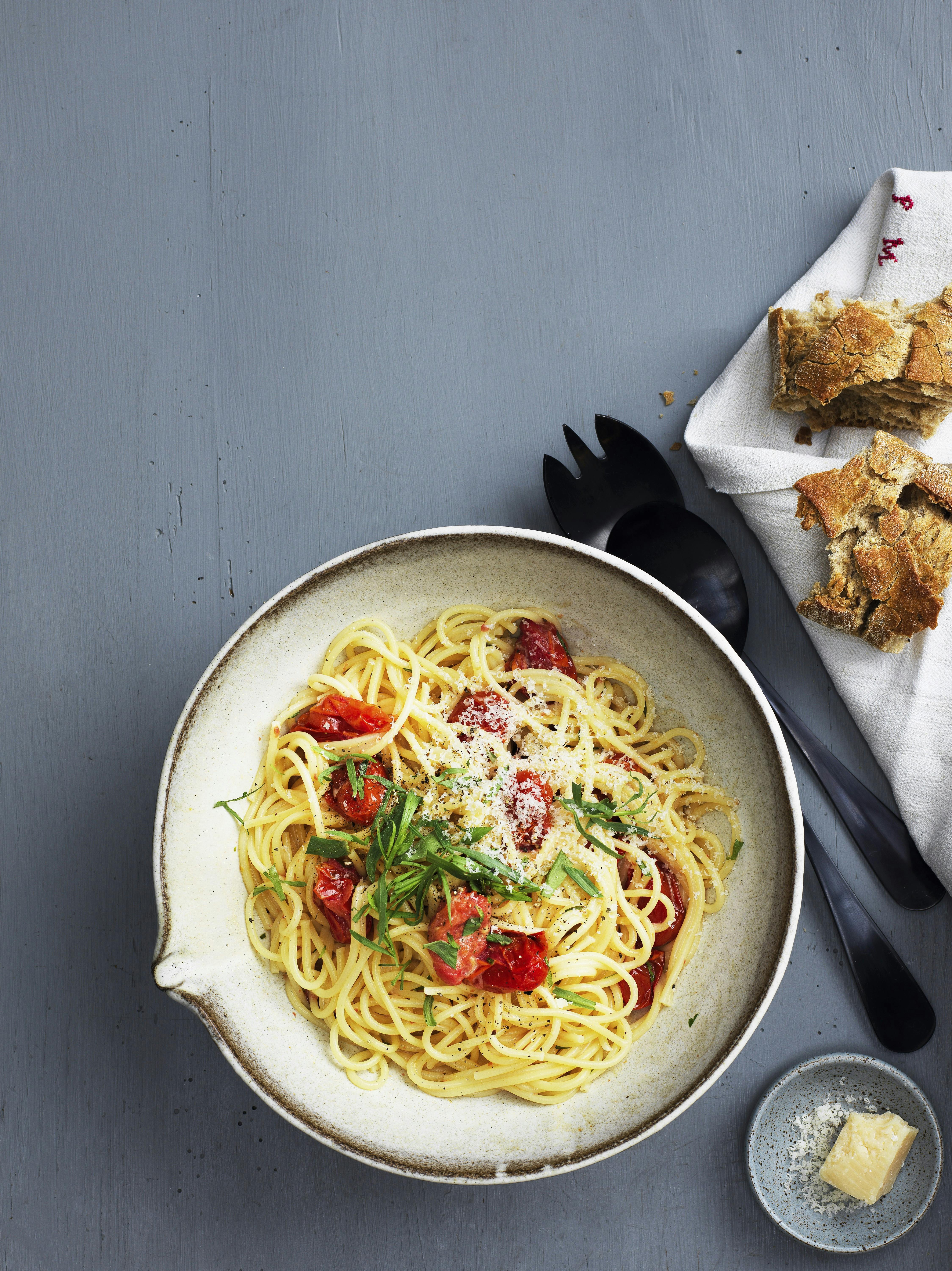 Spaghetti med ovnbagte tomater og estragon