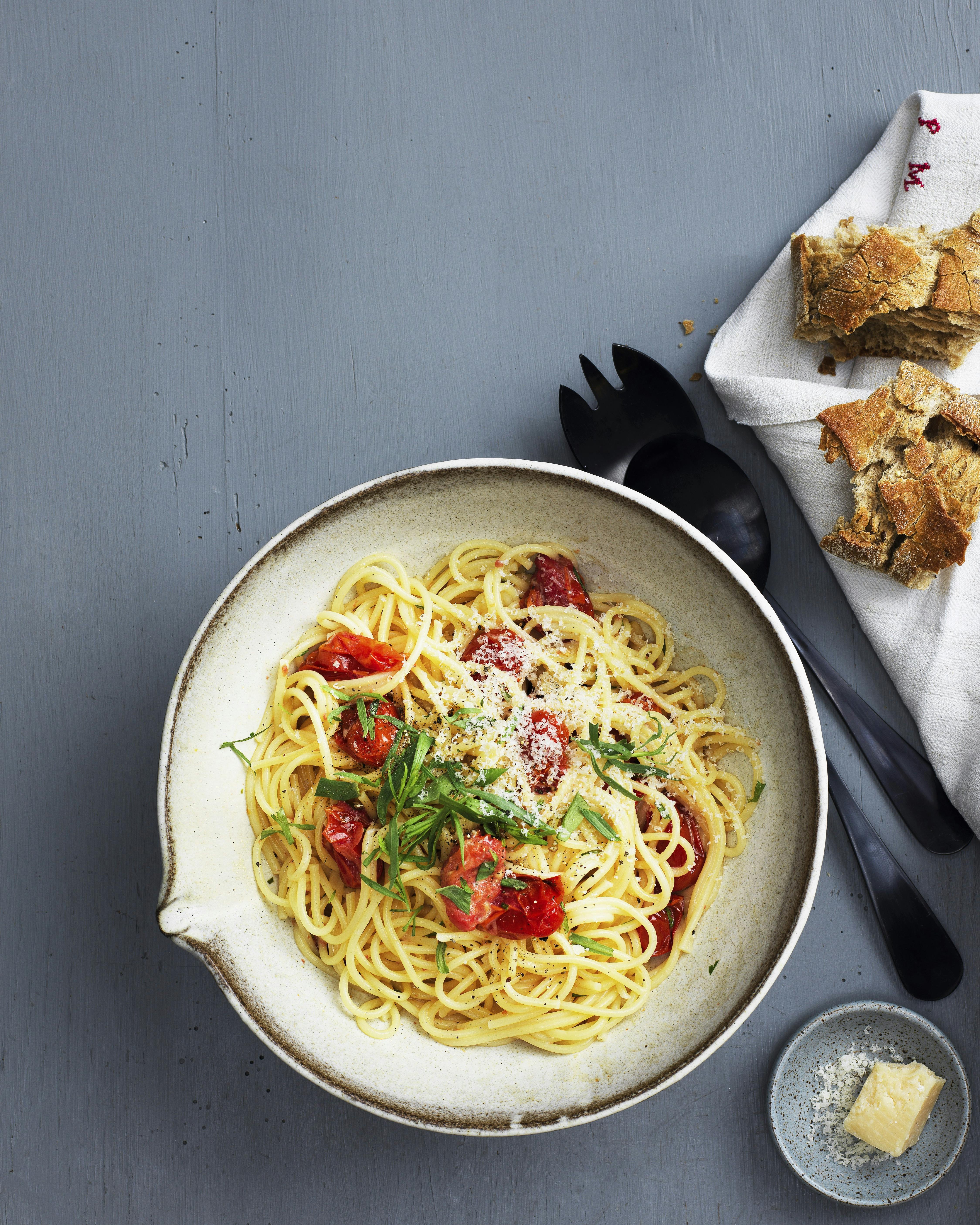 Spaghetti med ovnbagte tomater og estragon
