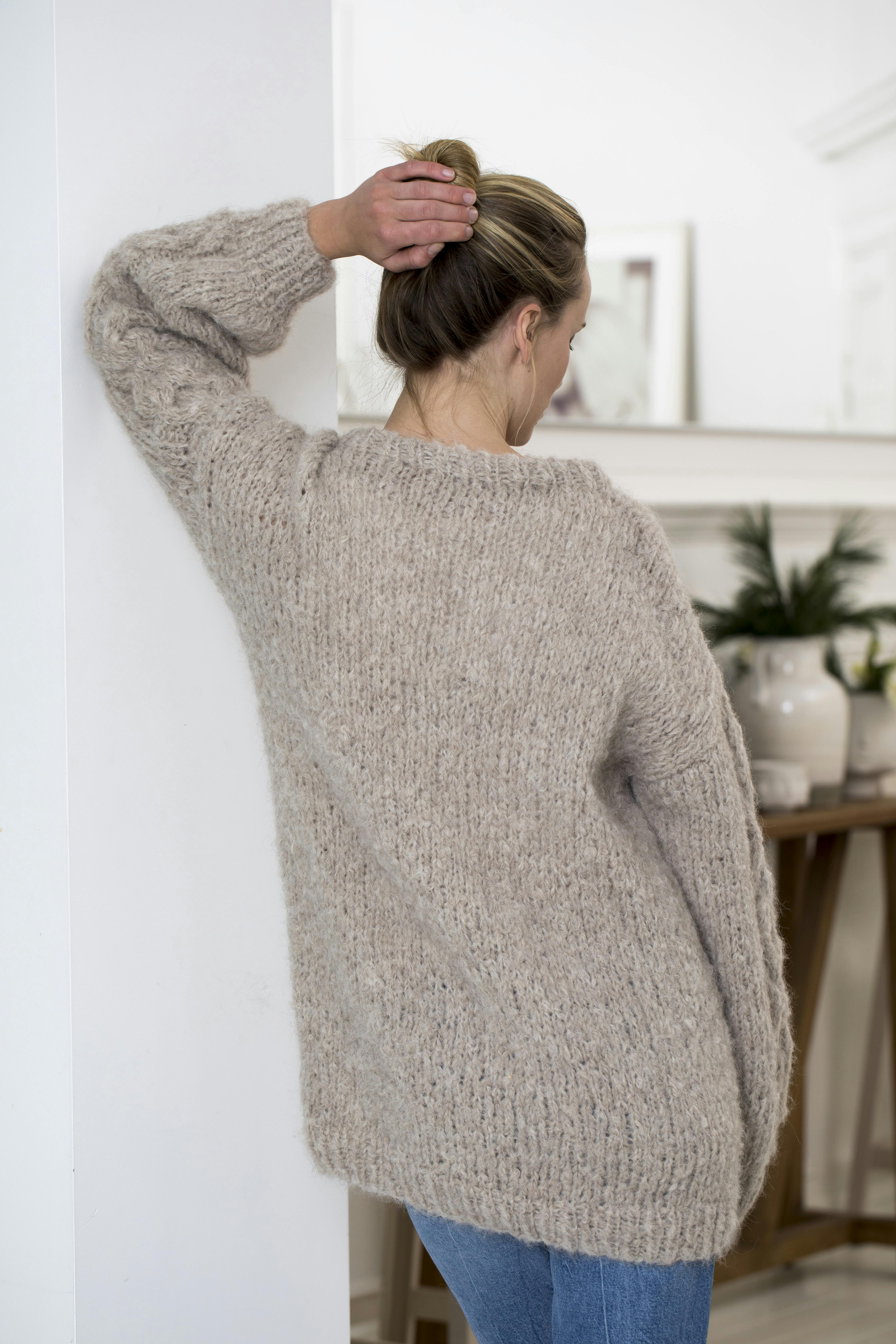 Sweater med snoninger bagfra