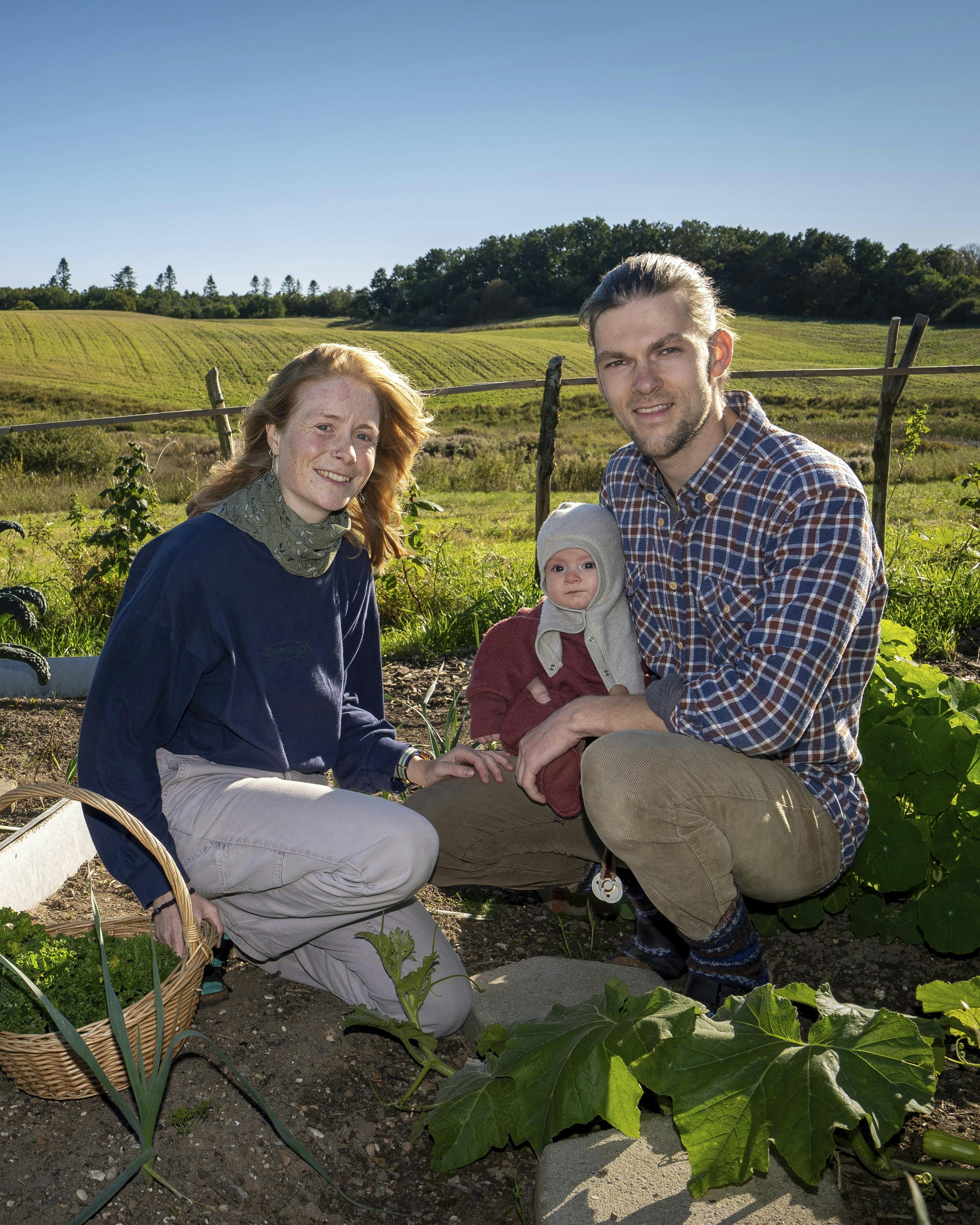 Ung familie er flyttet fra byen til landet for at bo mere bæredygtigt. De bor I et såkaldt Tiny House.
