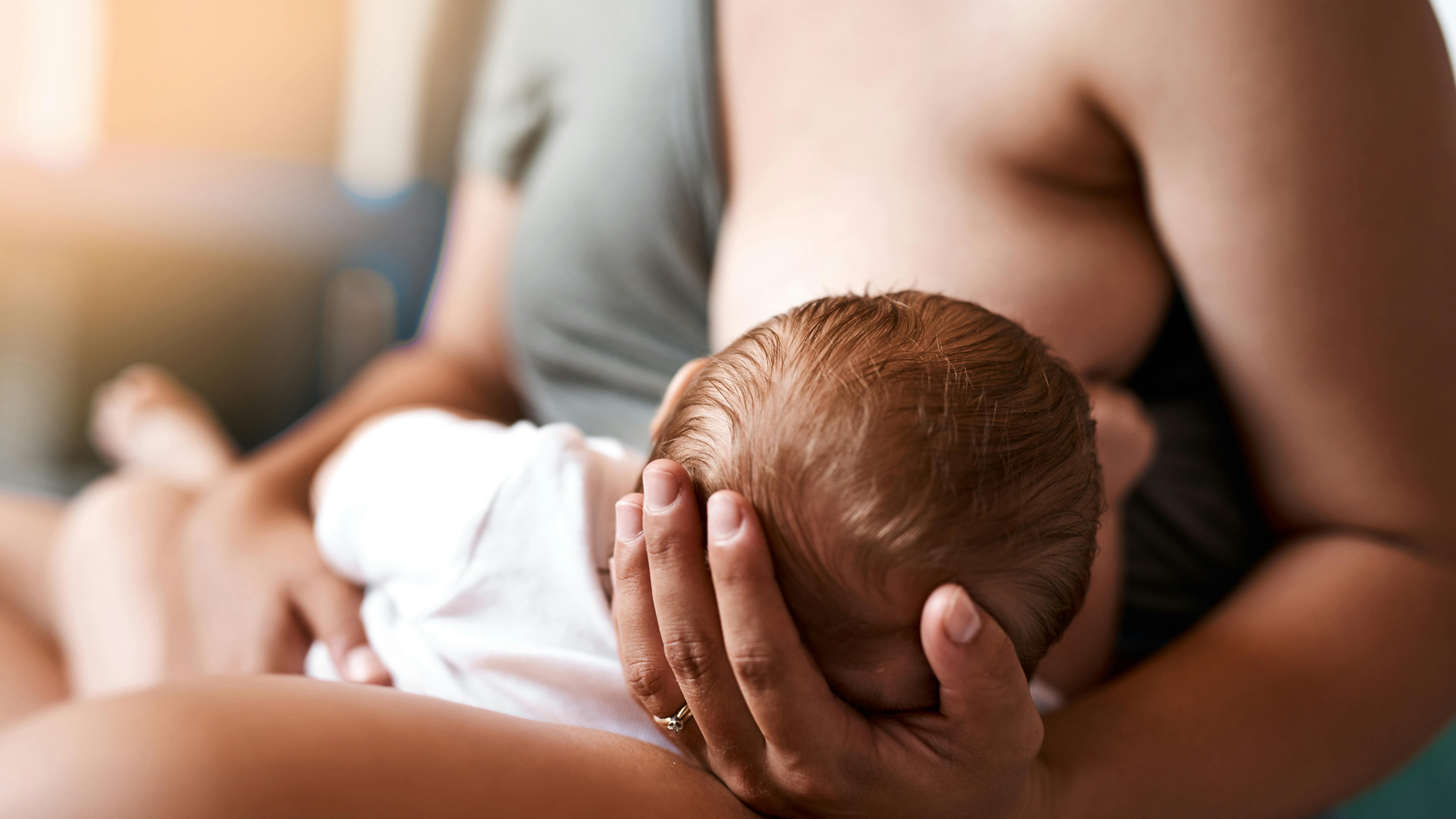 Mor, der ammer sit nyfødte barn