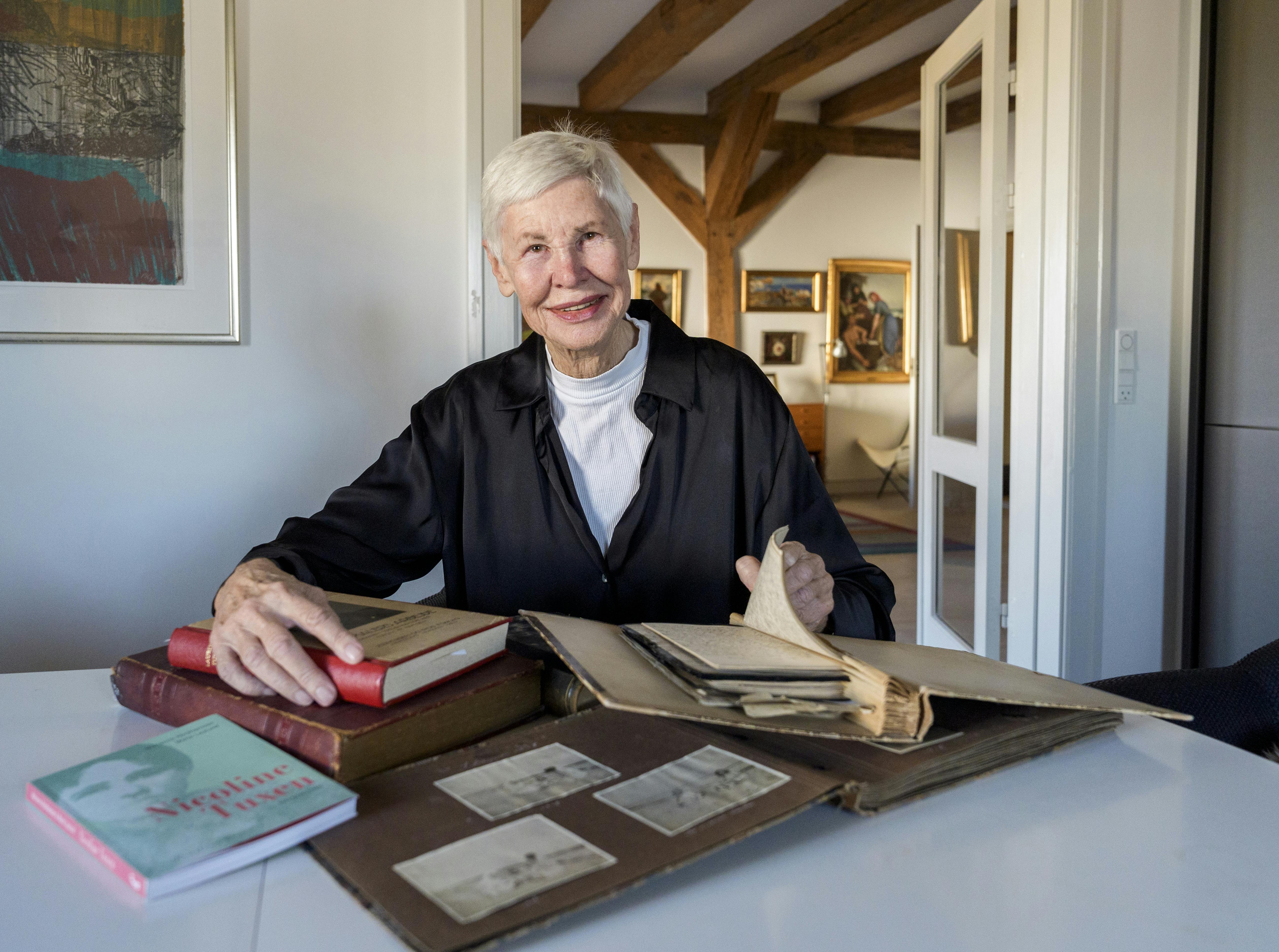 Forfatter Marianne Abrahamsen med det researchmateriale, hun har brugt i sit detektivarbejde for at grave slægtningen og billedkunstneren Nicoline Tuxens livshistorie frem i lyset i form at en biografisk bog.