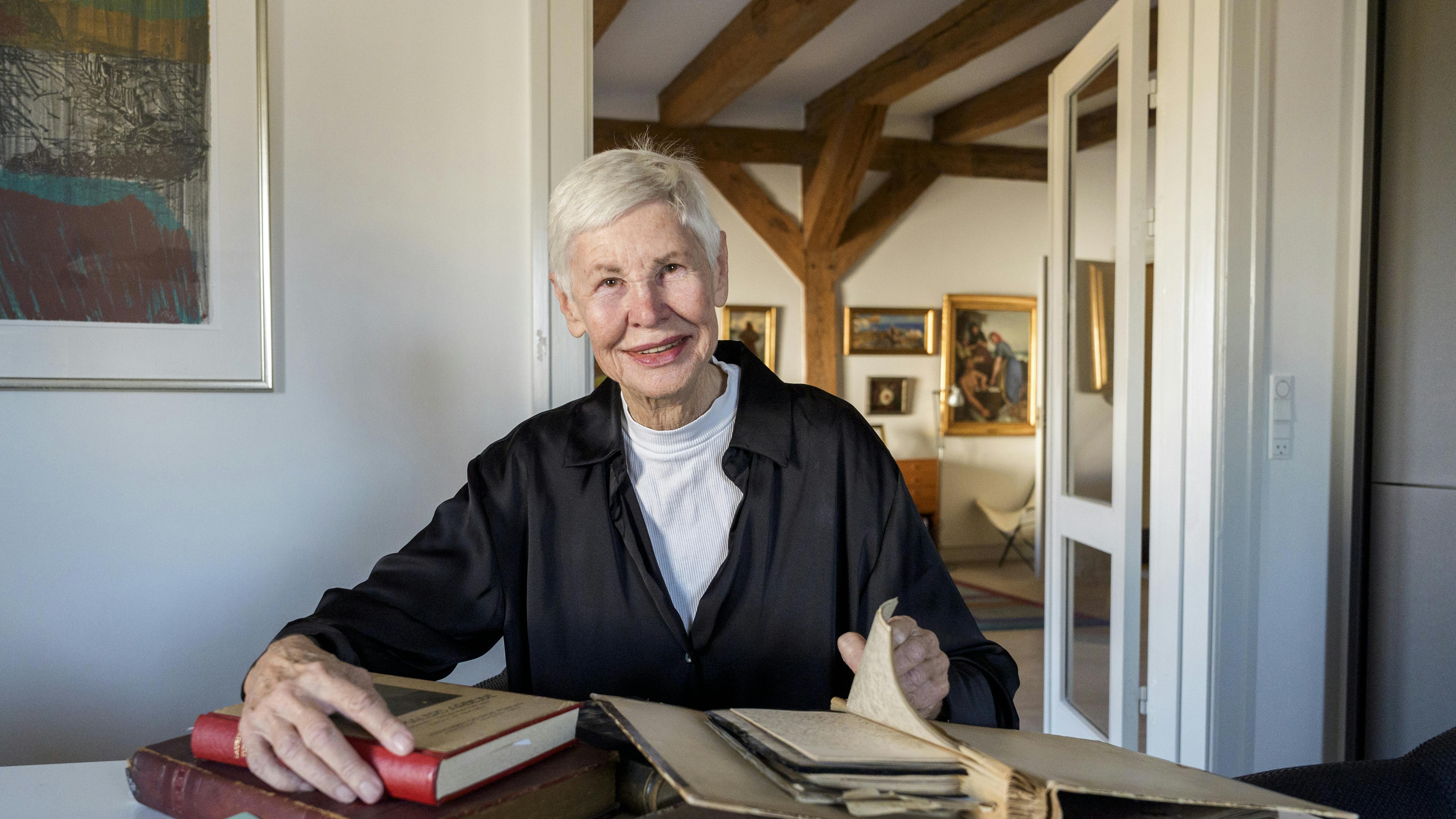 Forfatter Marianne Abrahamsen med det researchmateriale, hun har brugt i sit detektivarbejde for at grave slægtningen og billedkunstneren Nicoline Tuxens livshistorie frem i lyset i form at en biografisk bog.