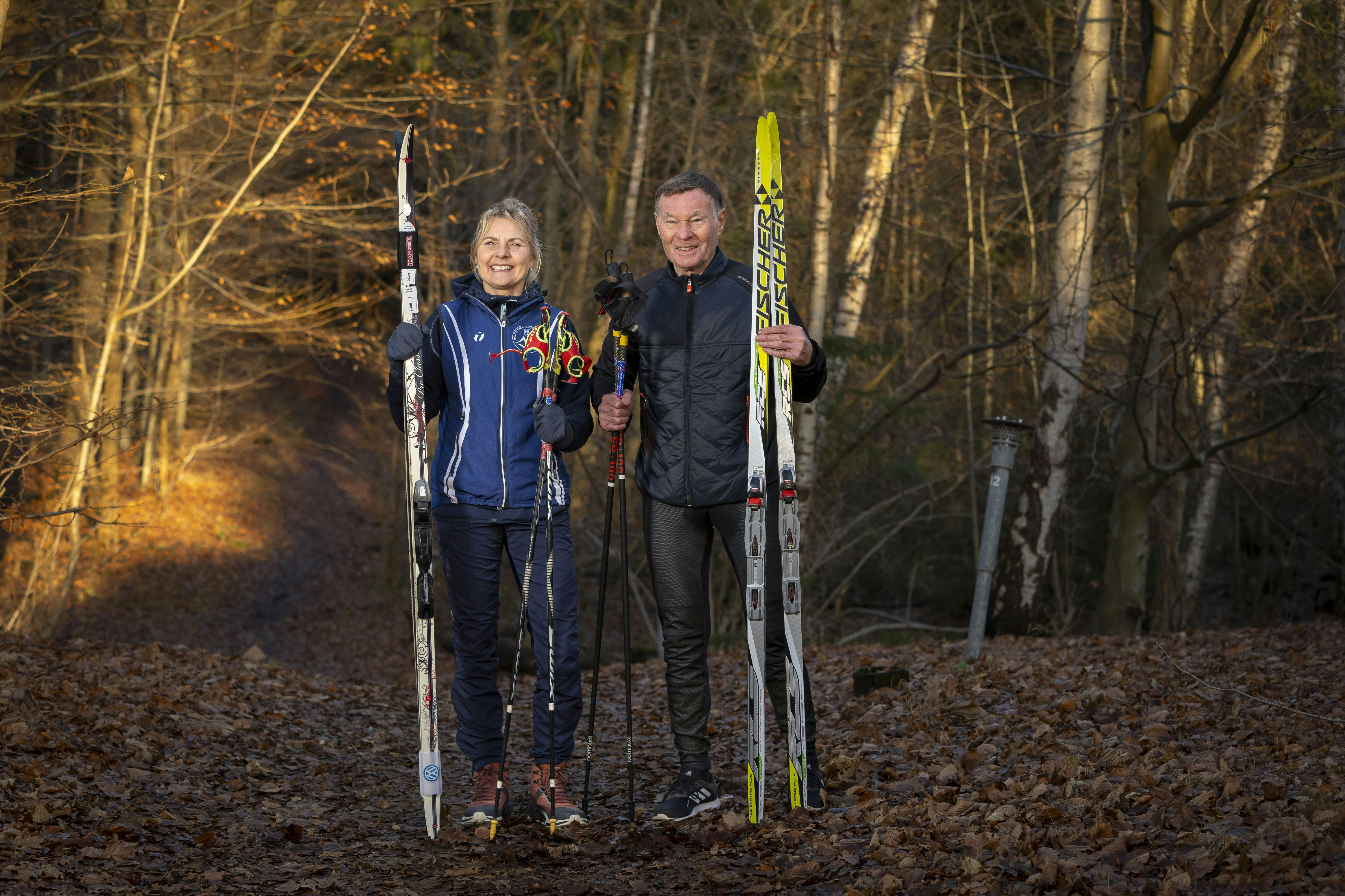 Selv om løjpen i Rude Skov er dækket af blade oftere end sne, holder Tina Wallenstrøm og Gert Olsen langrendsskiene klar til afgang.