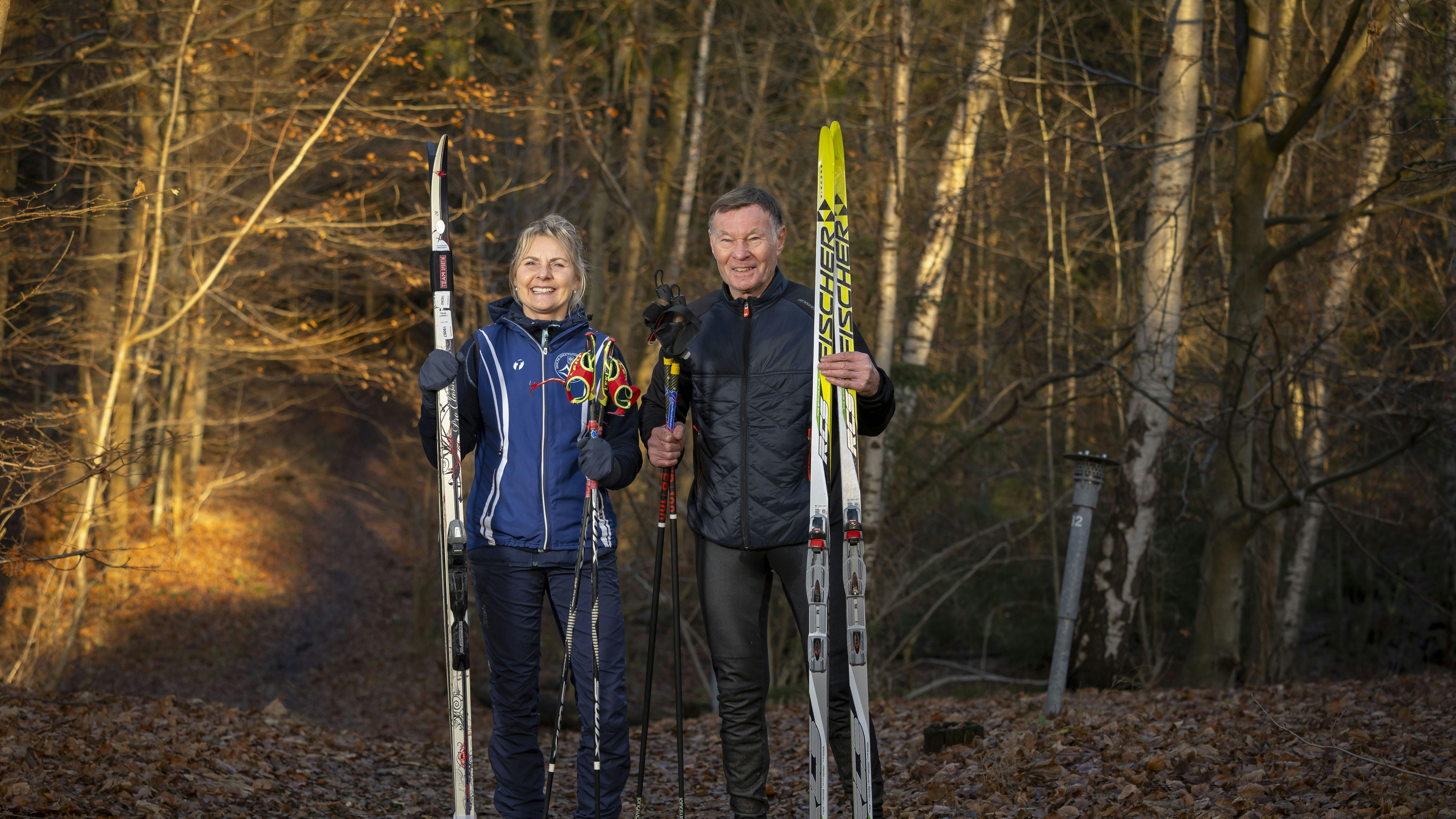 Selv om løjpen i Rude Skov er dækket af blade oftere end sne, holder Tina Wallenstrøm og Gert Olsen langrendsskiene klar til afgang.
