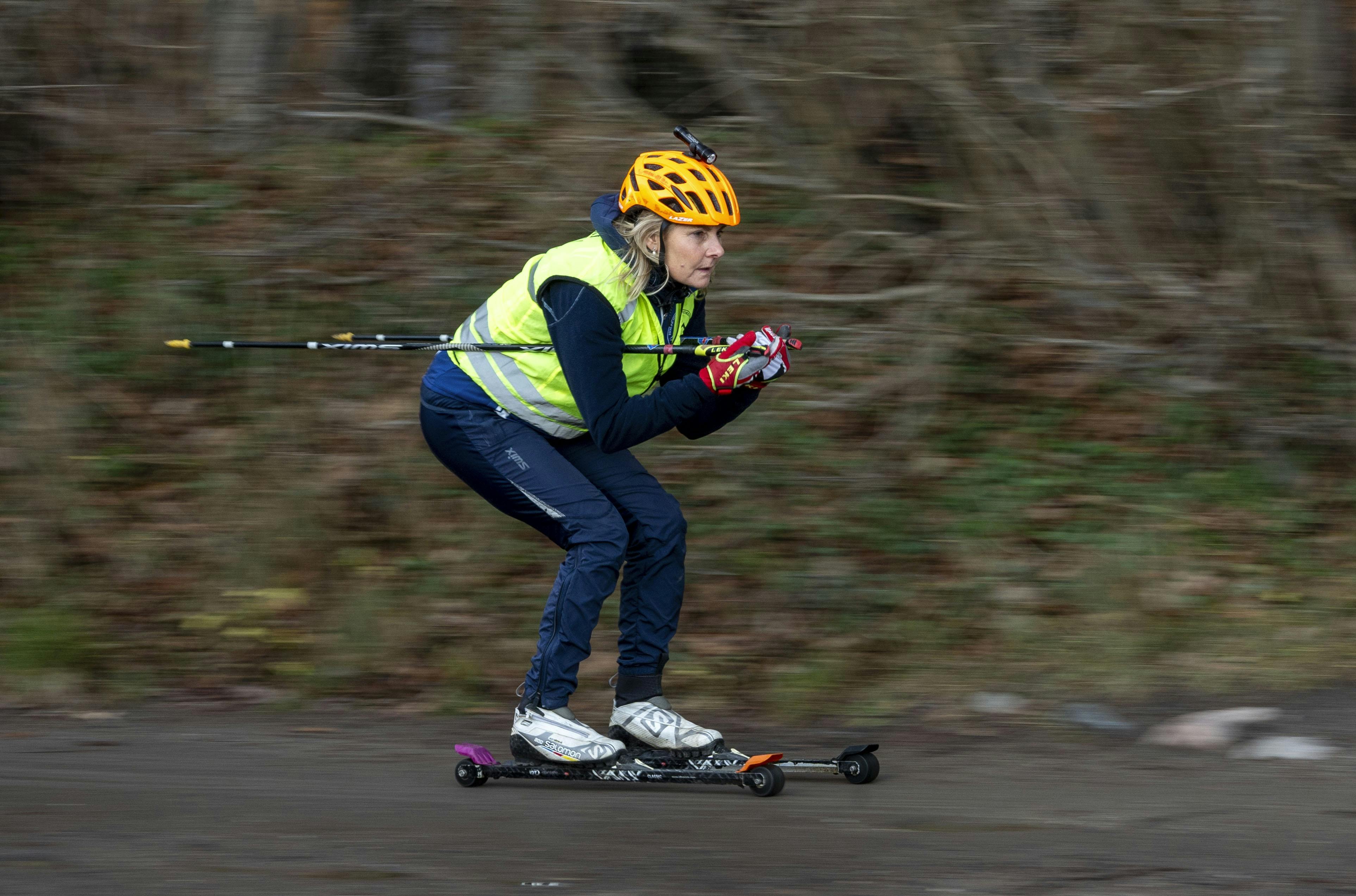 Det kan sagtens gå stærkt på rulleskiene, som har en topfart på cirka 50 km/t, når det går ned ad bakke.