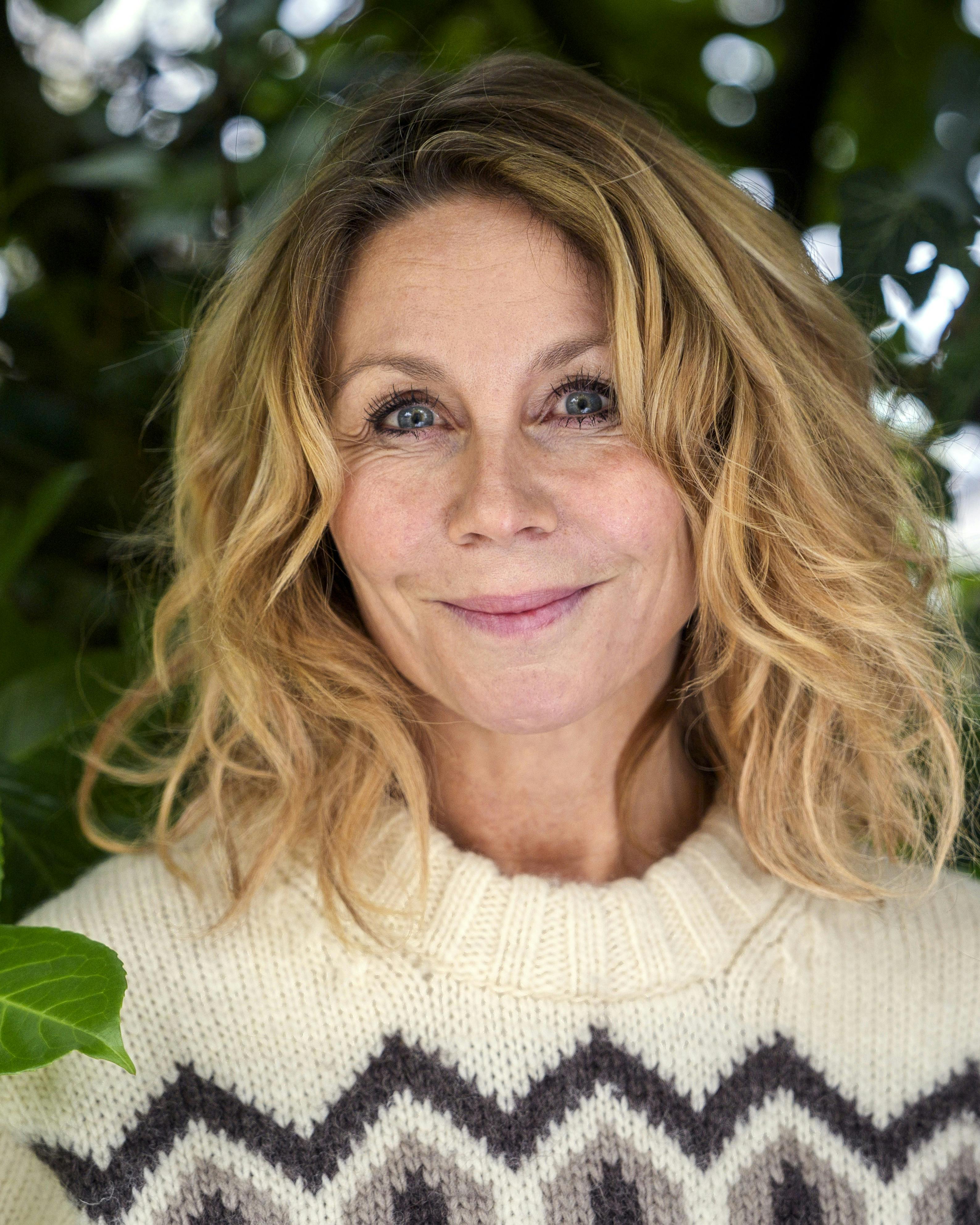 Skuespiller Anne Louise Hassing i sin have