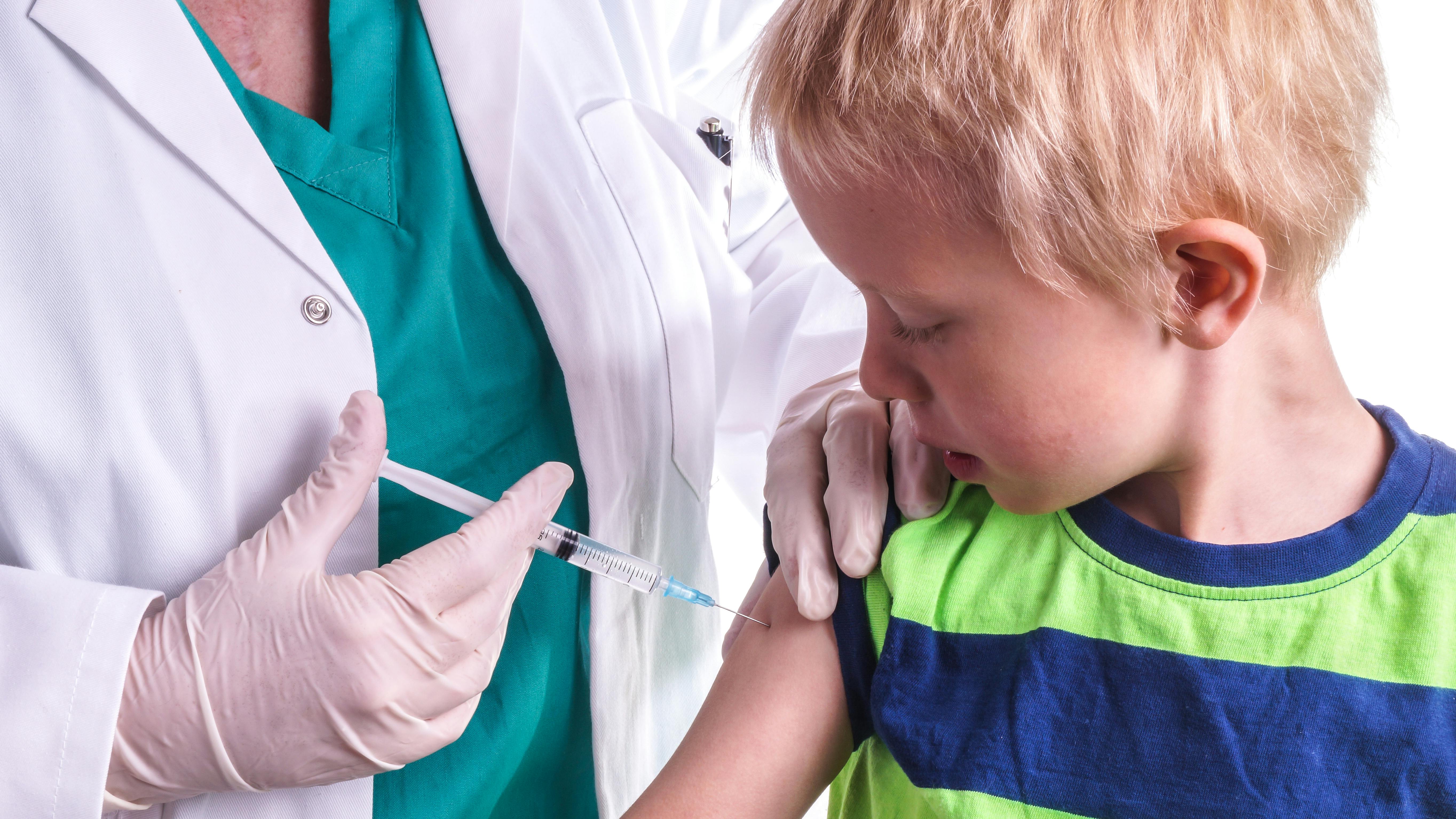 Lille dreng vaccineres af lægen.