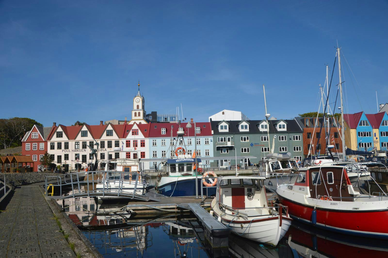 Thorshavn med fiskekuttere og gamle, farverige huse.