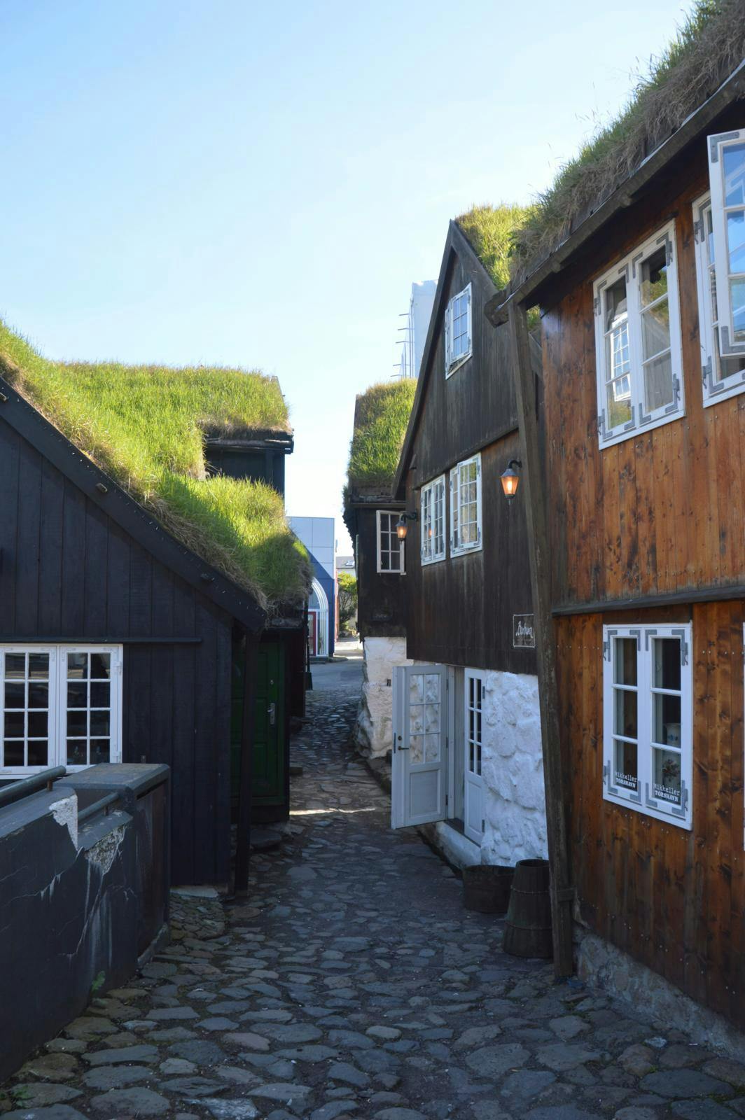 Tjærede træhuse ved havnen i Torshavn