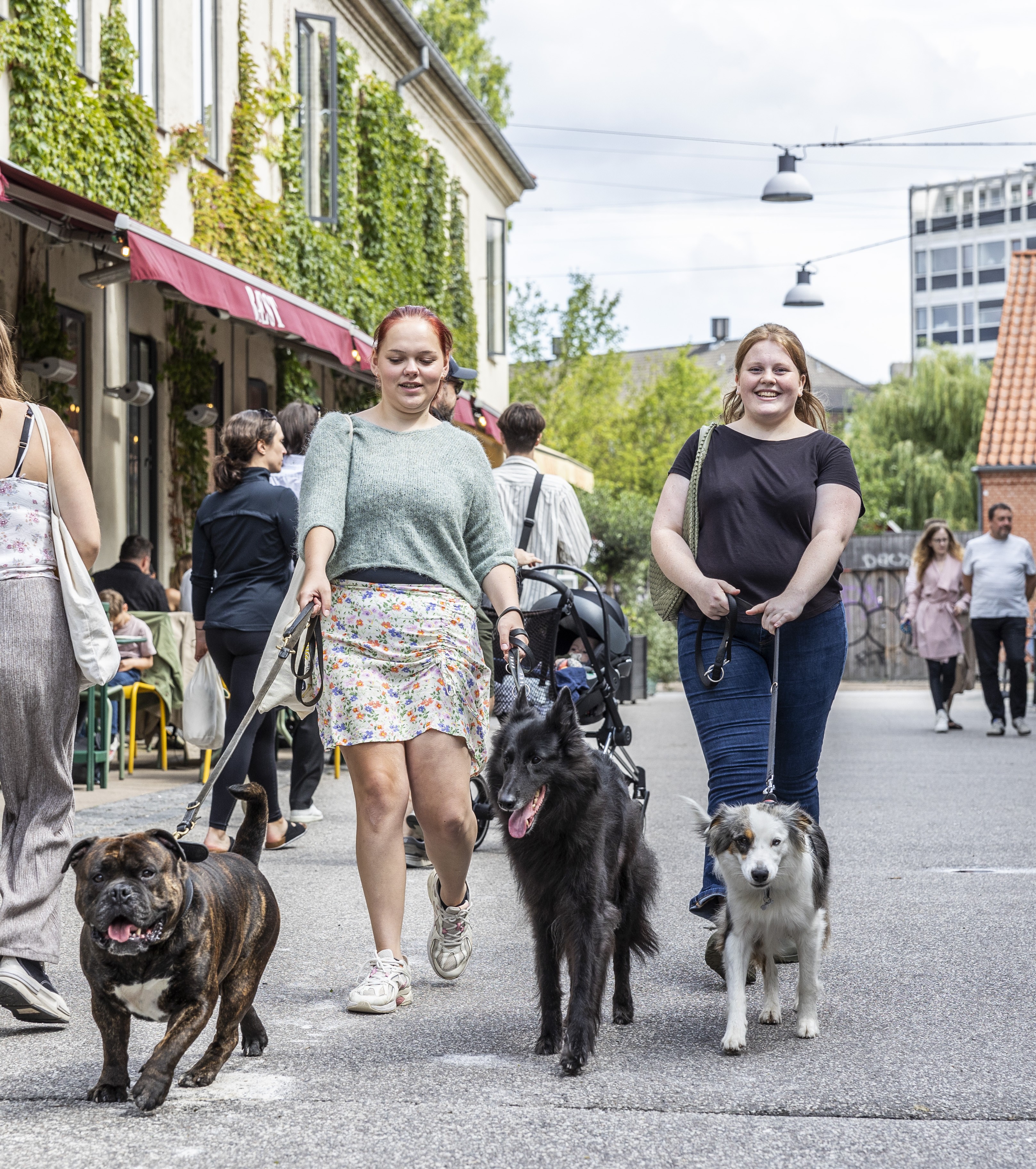 Inden filmen er der trængsel ude foran biografen.