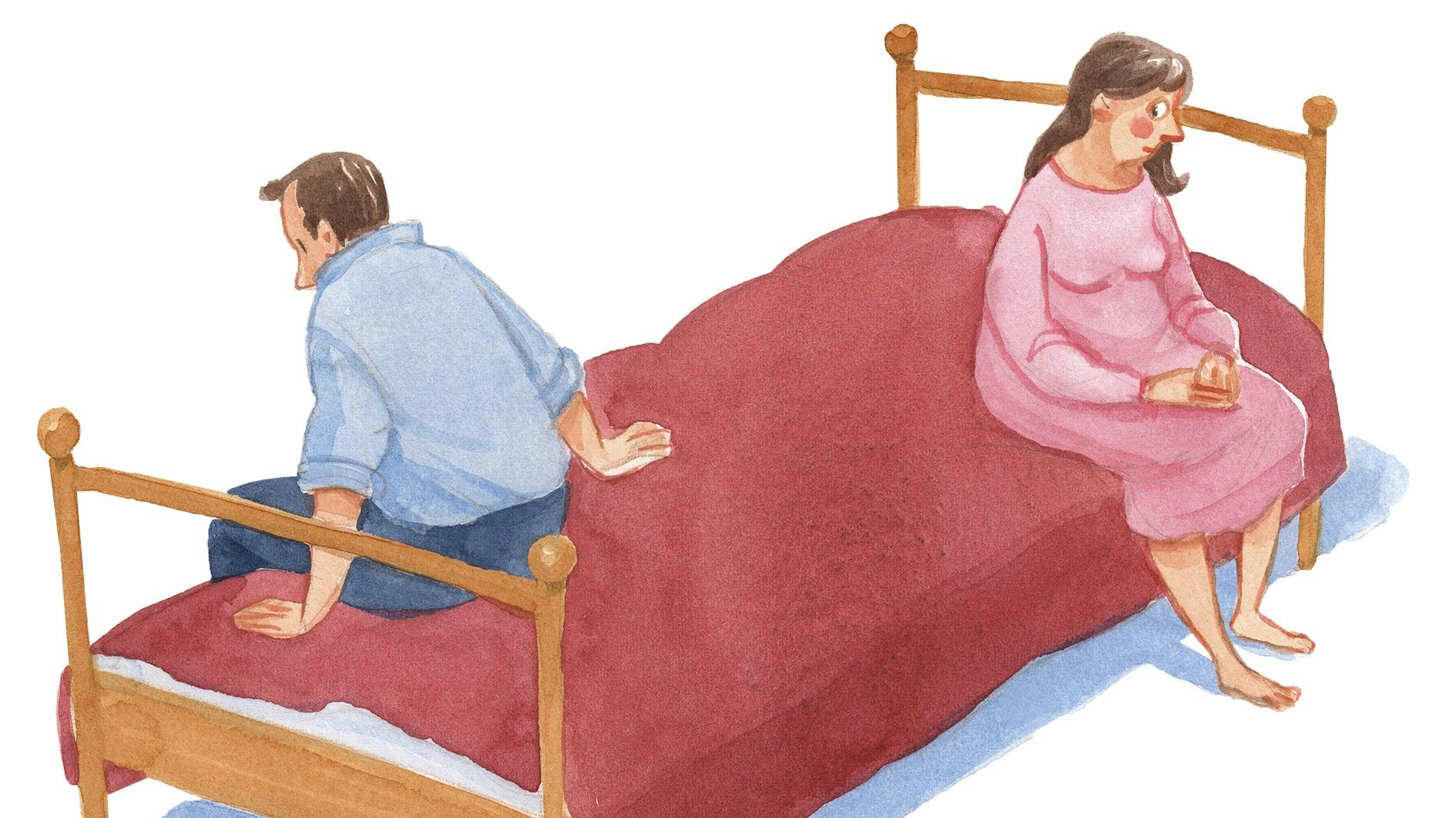 Par, der sidder på hver sin side af sengen.