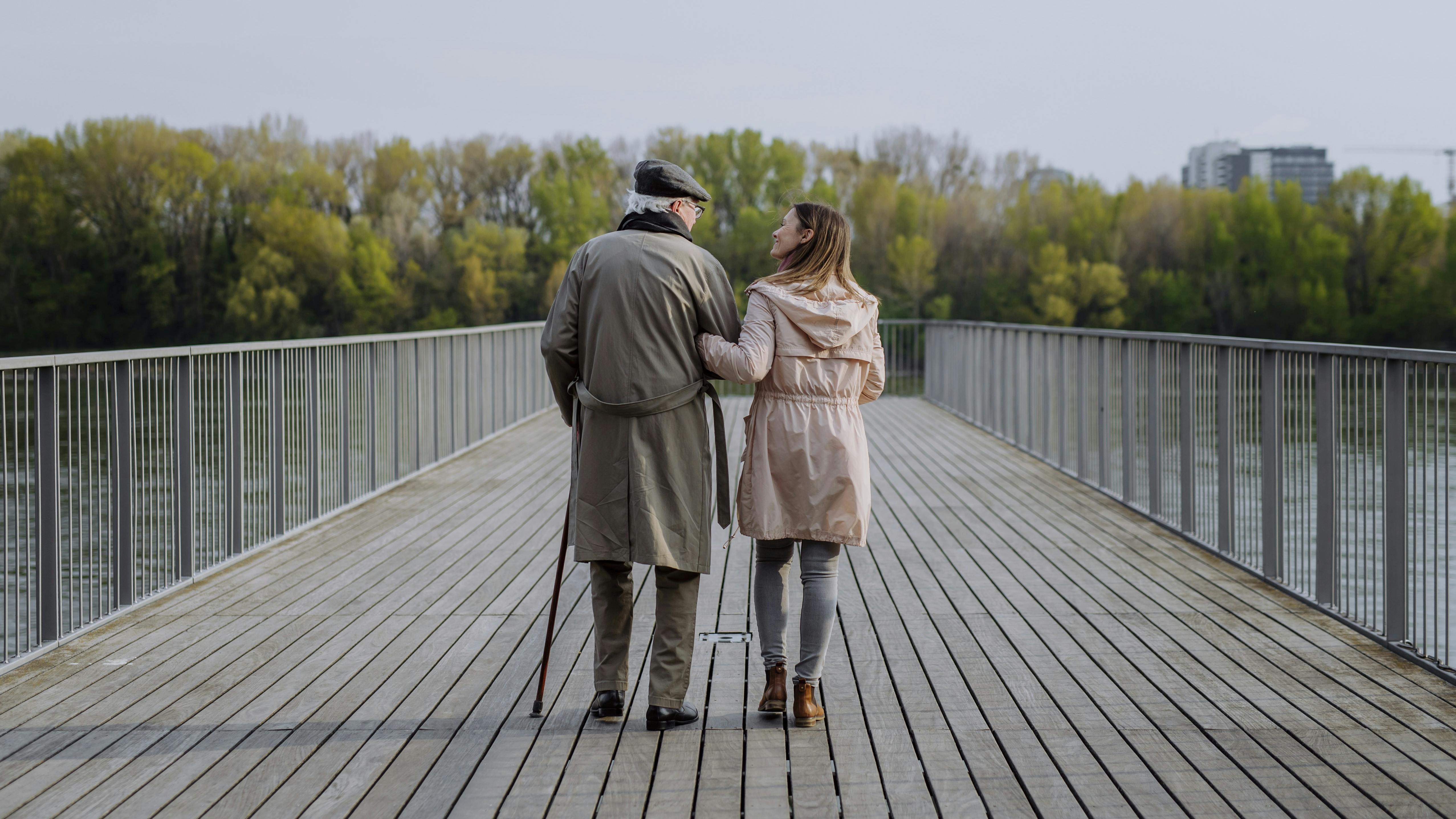 Langsom gang, stive lemmer og rysten af lemmerne i hvile er typiske symptomer.
