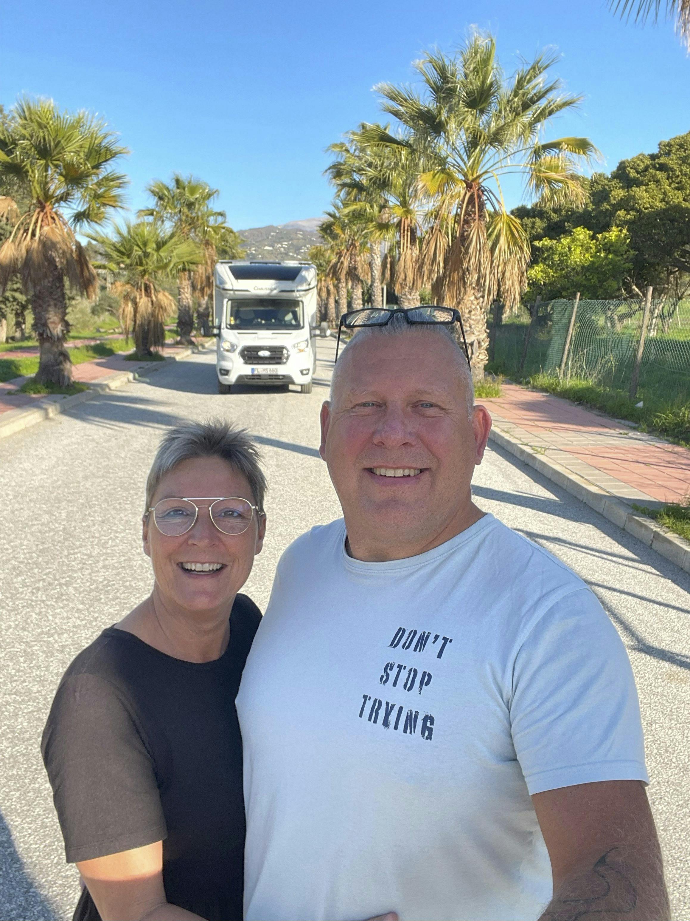 Sussi og Henrik med palmer i baggrunden.