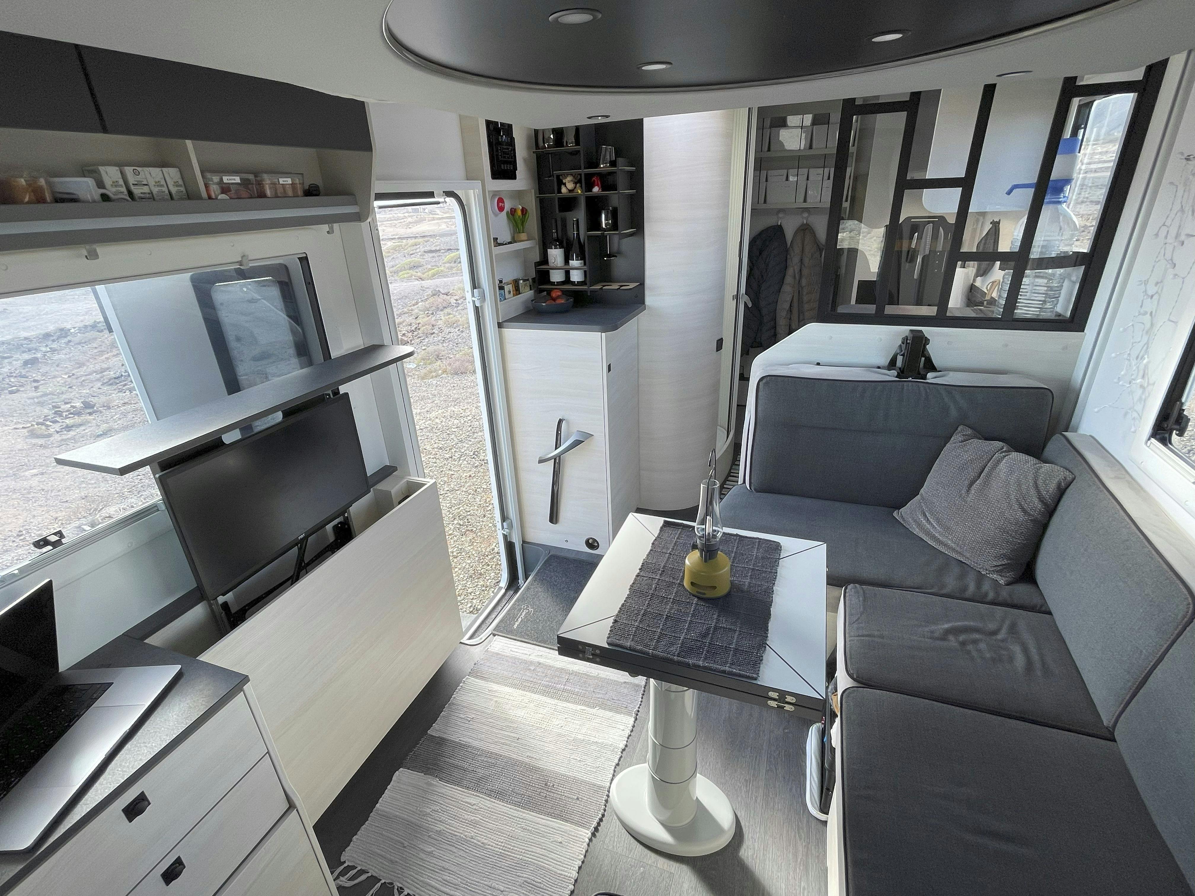 Deres autocamper inde fra, hvor man kan se deres spisebord.