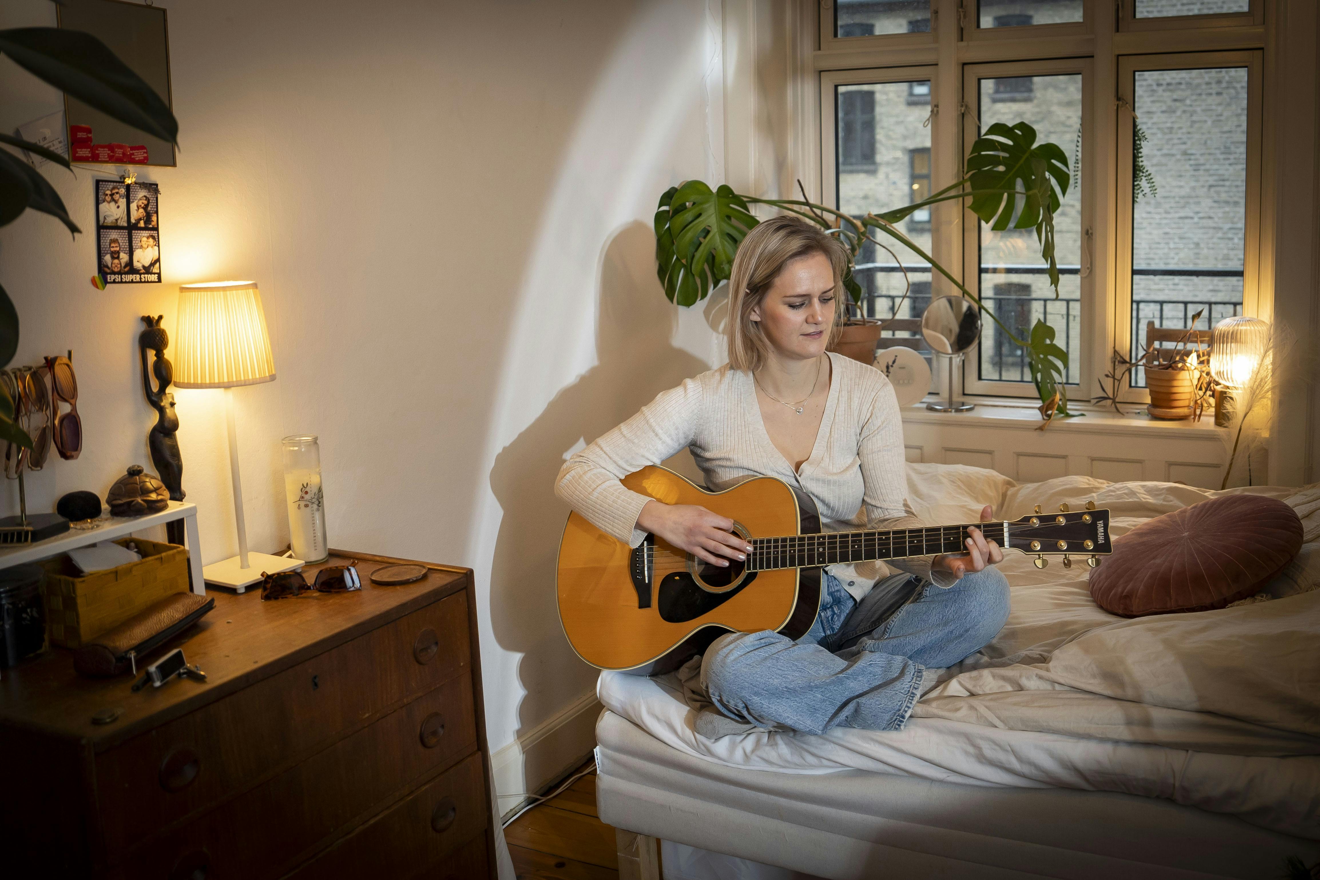 Når inspirationen kommer over sangerinden Mary Jean Moore, griber hun enten guitaren som her eller sætter sig ved keyboardet.