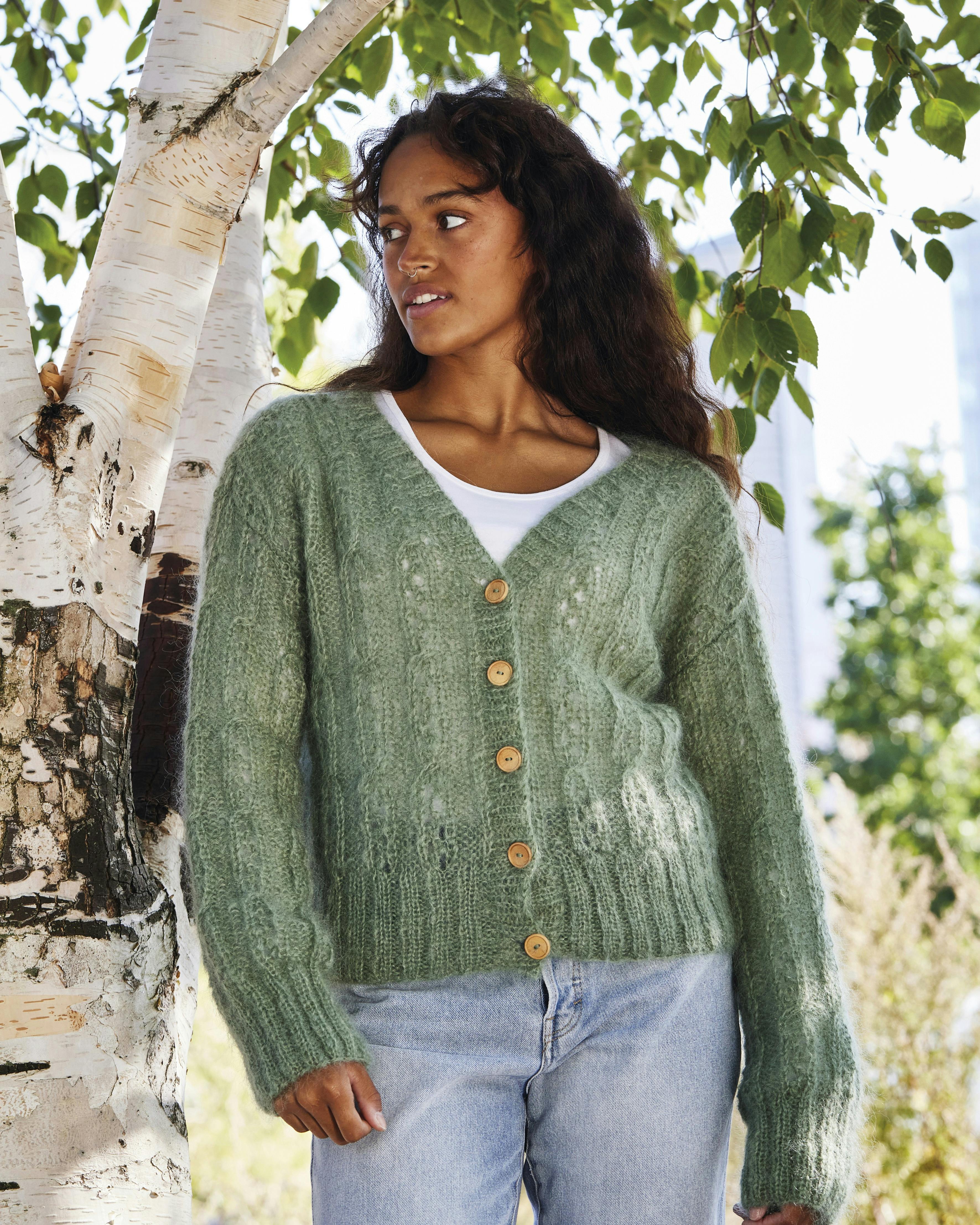 Strikkeopskrift på Cardigan med hulmønster