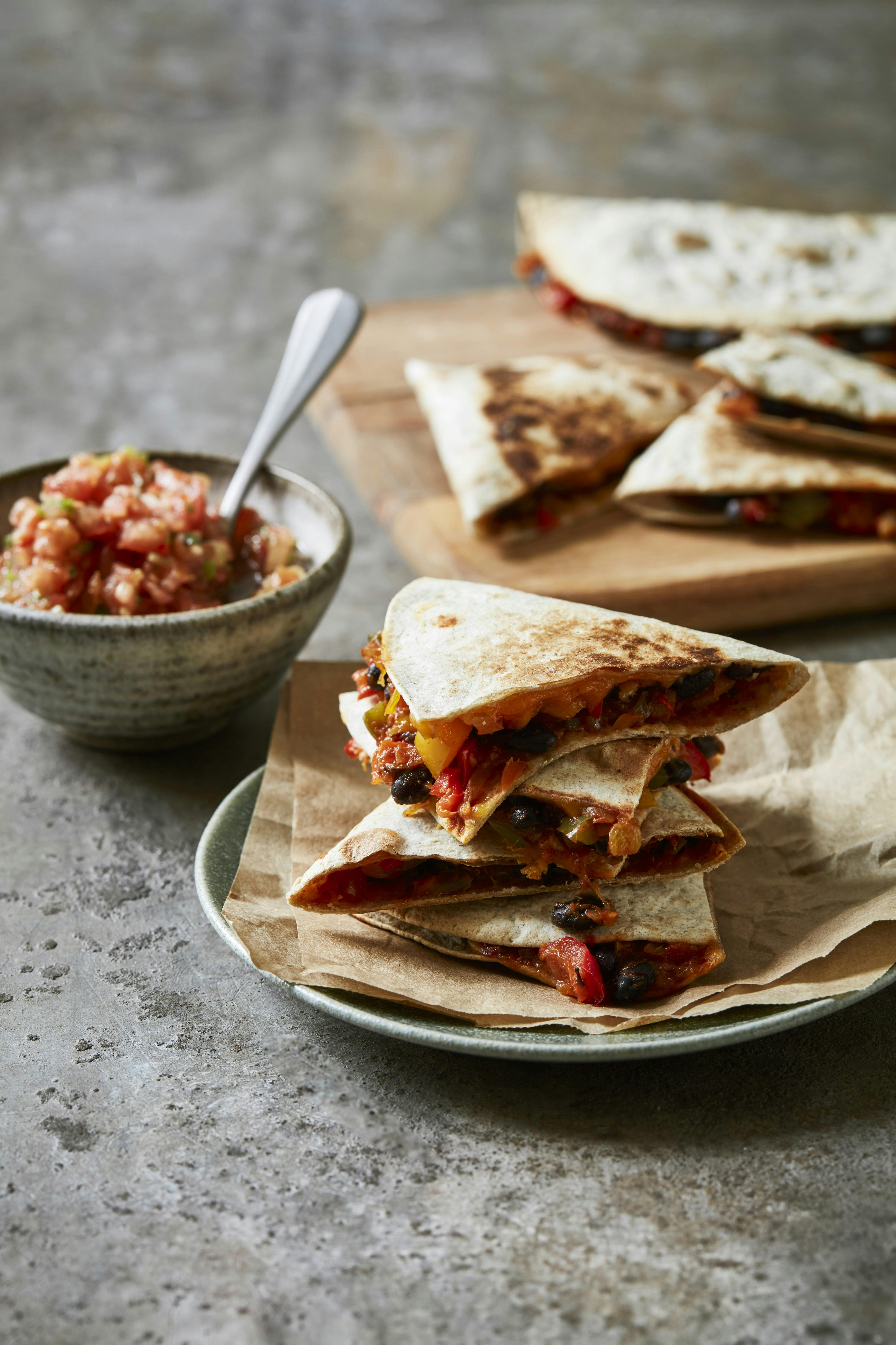 Quesadillas med frisk tomatsalsa