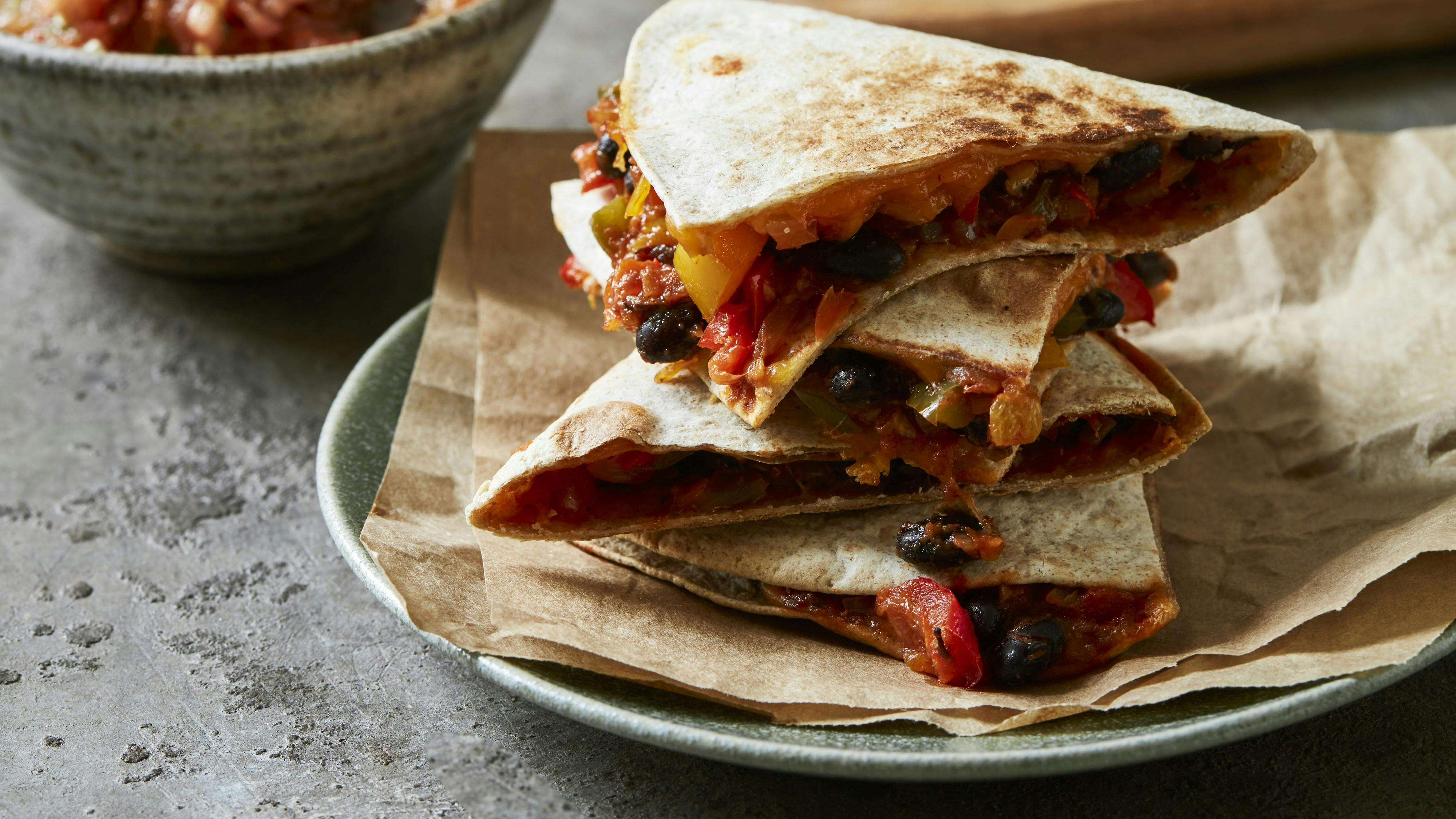 Quesadillas med frisk tomatsalsa