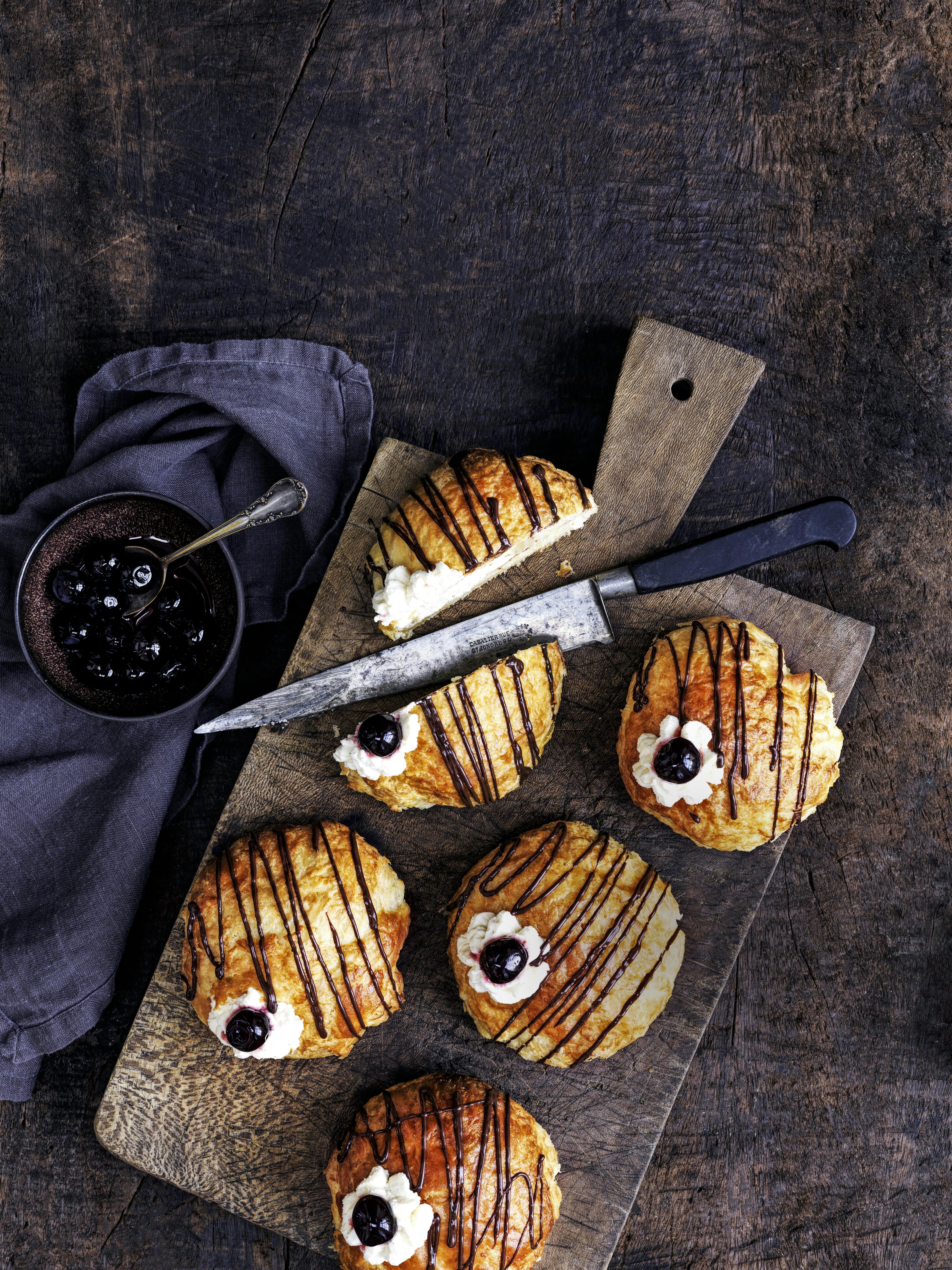 Fastelavnsboller med mascarpone og kirsebær