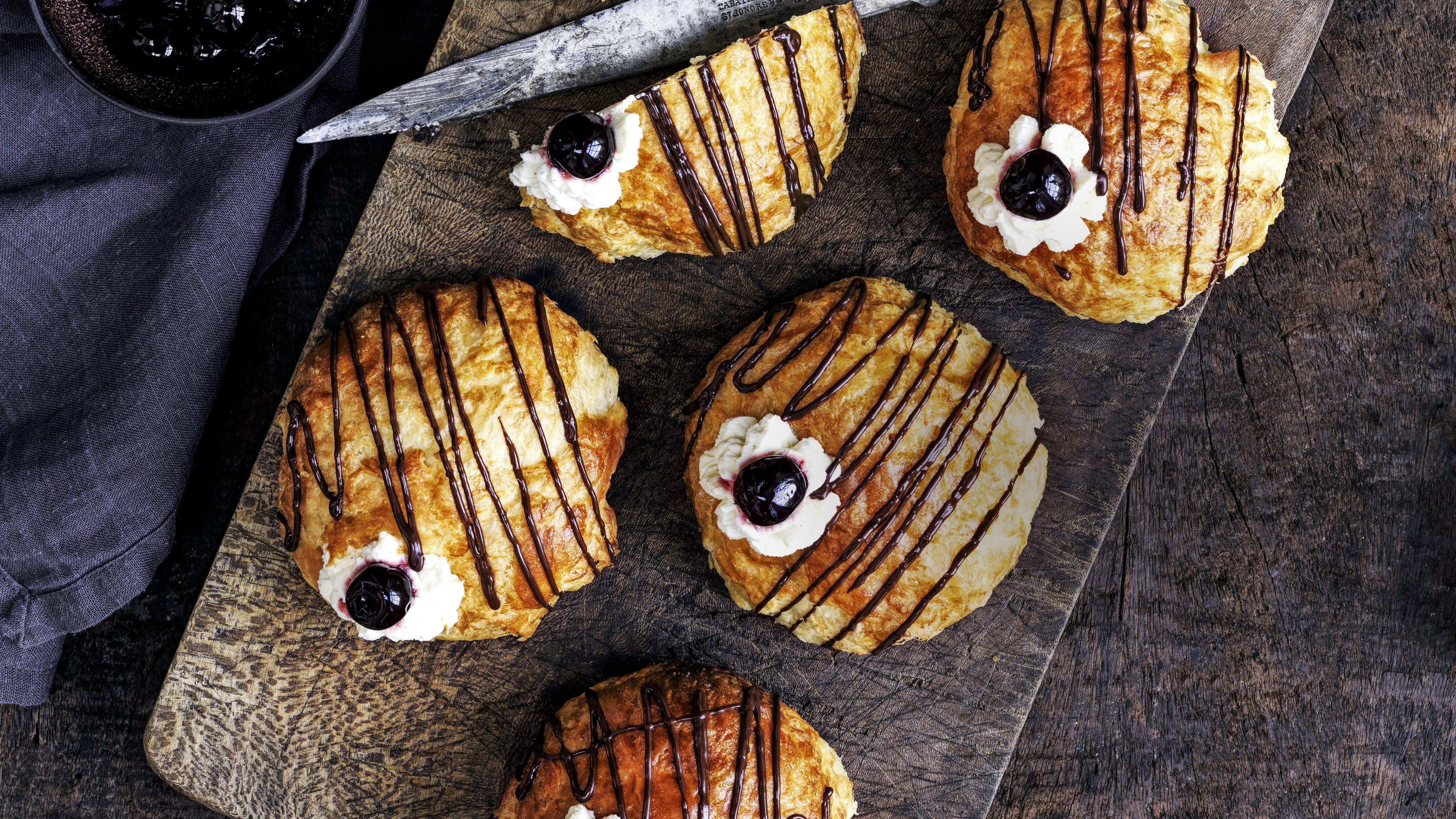 Fastelavnsboller med mascarpone og kirsebær