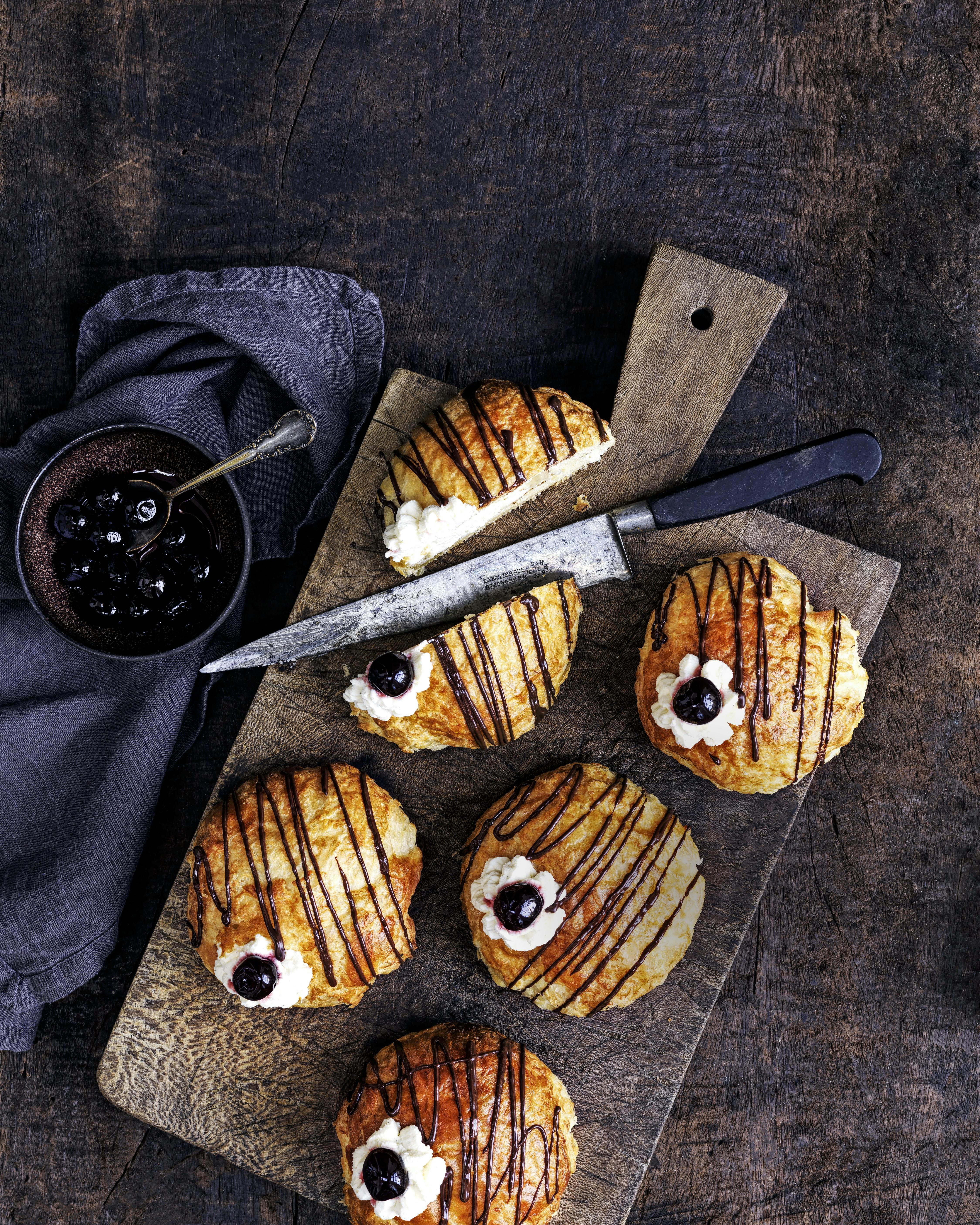 Fastelavnsboller med mascarpone og kirsebær