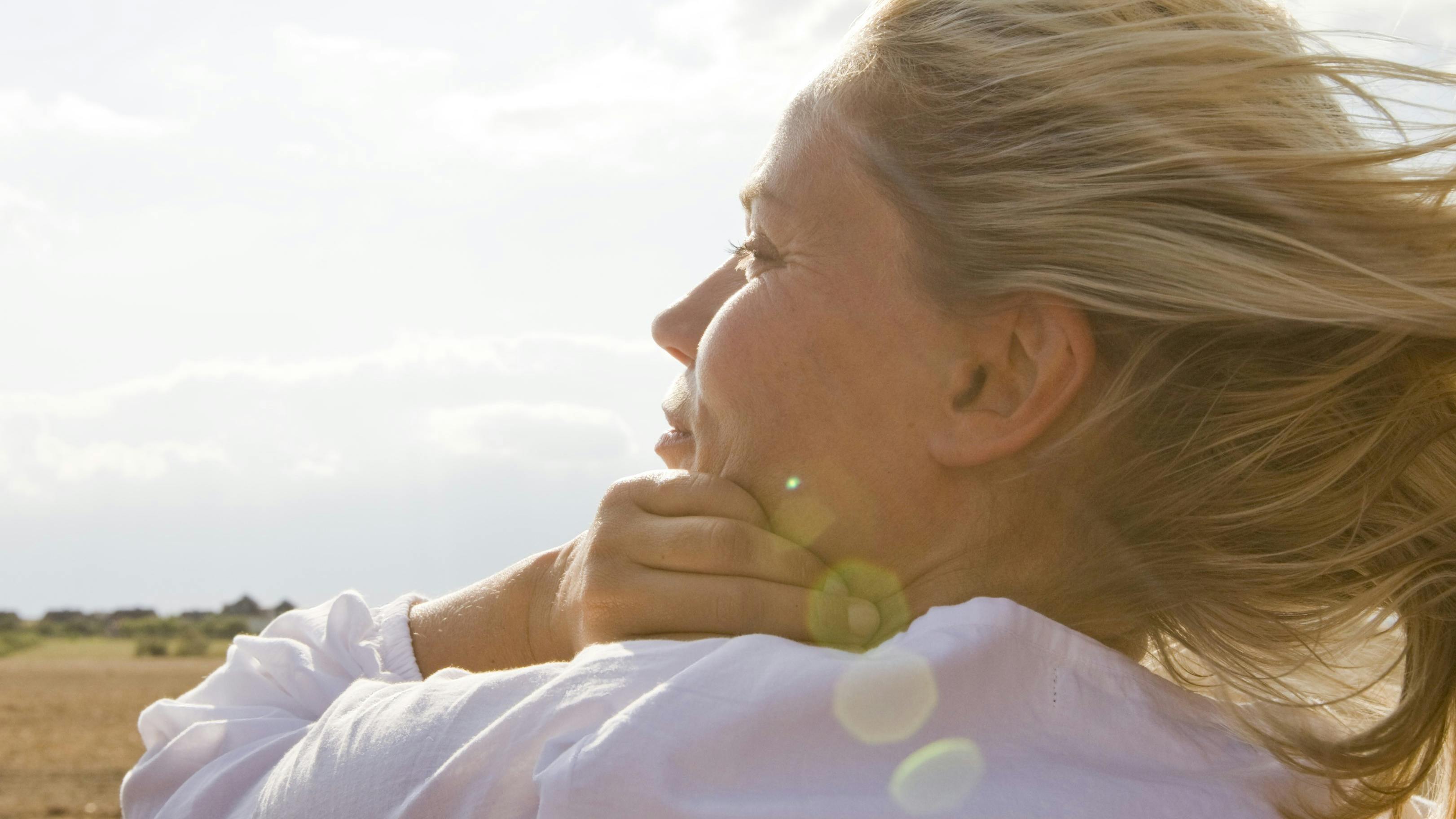 Kvinde der opholder sig udendørs.