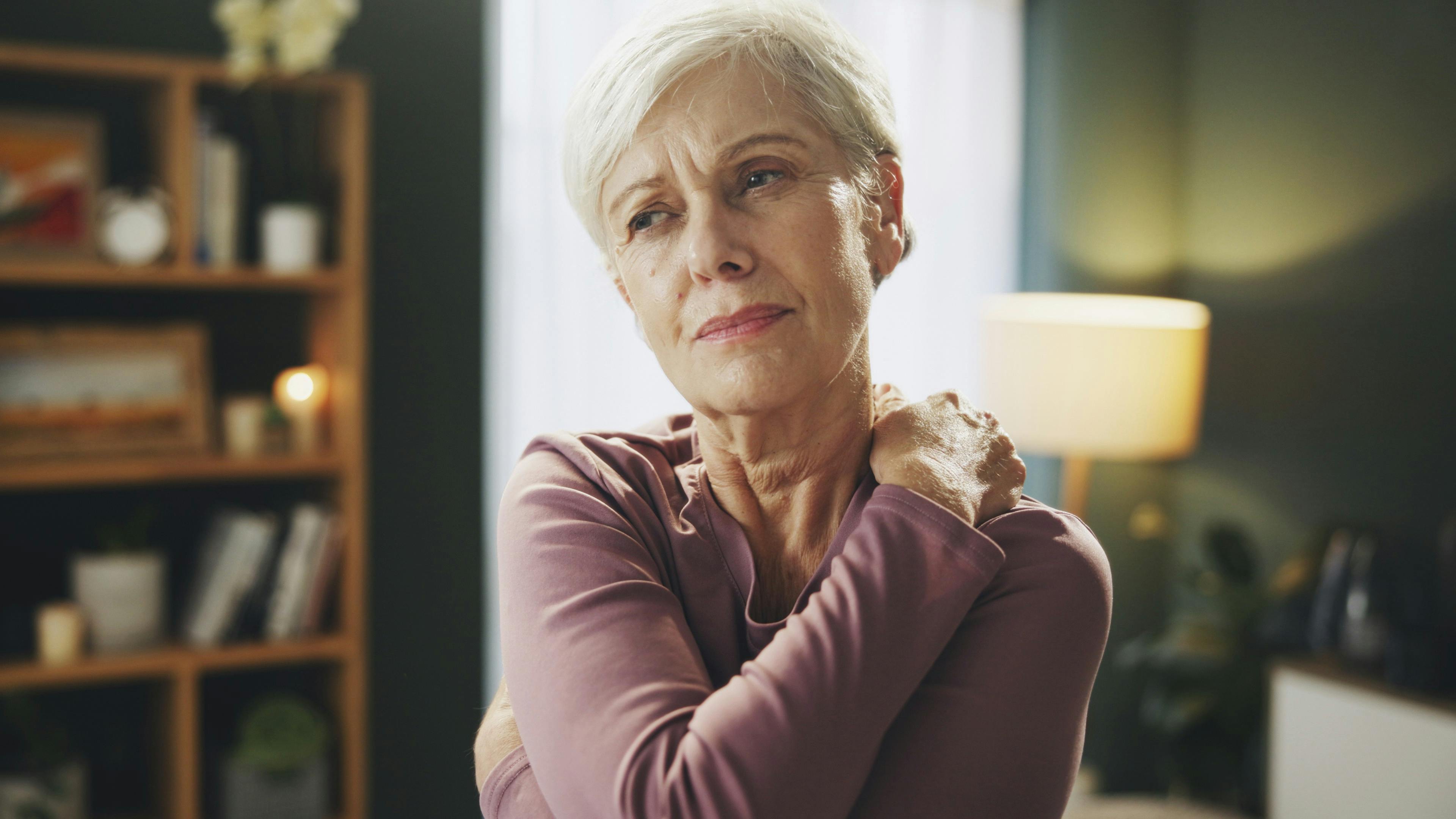 Foto af ældre kvinde der har ondt i nakke/skulder