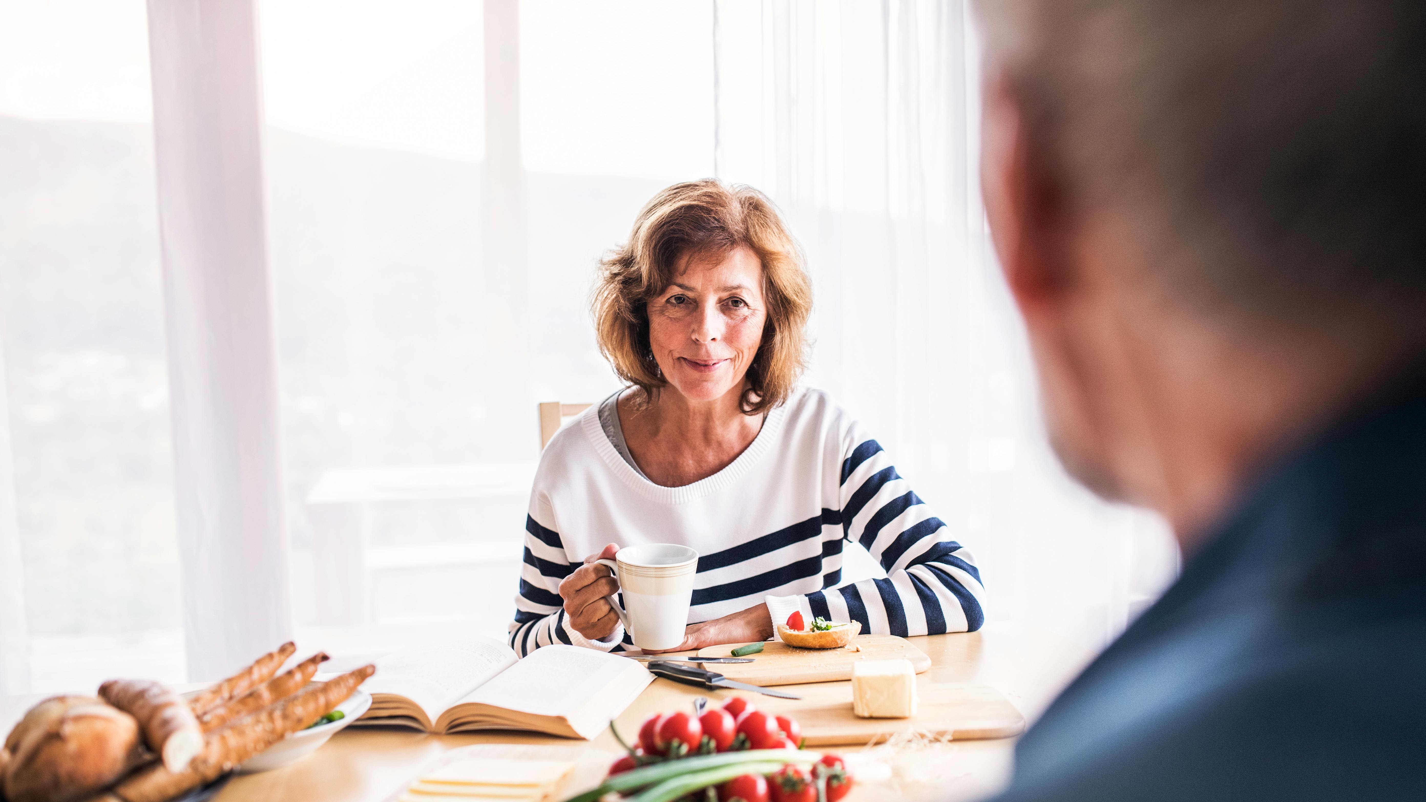 Ældre par der spiser sammen