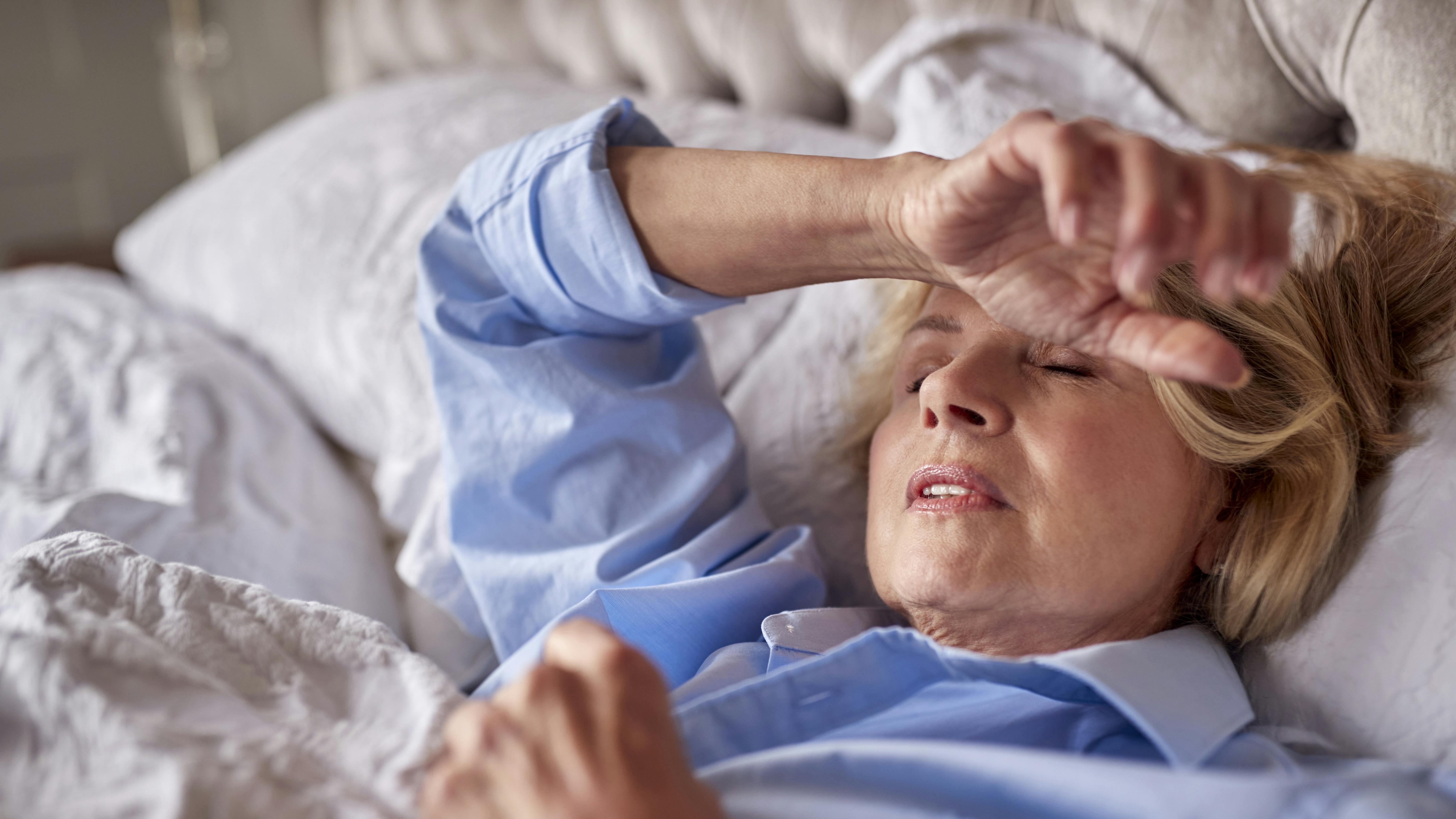 Kvinde tager sig til hovedet