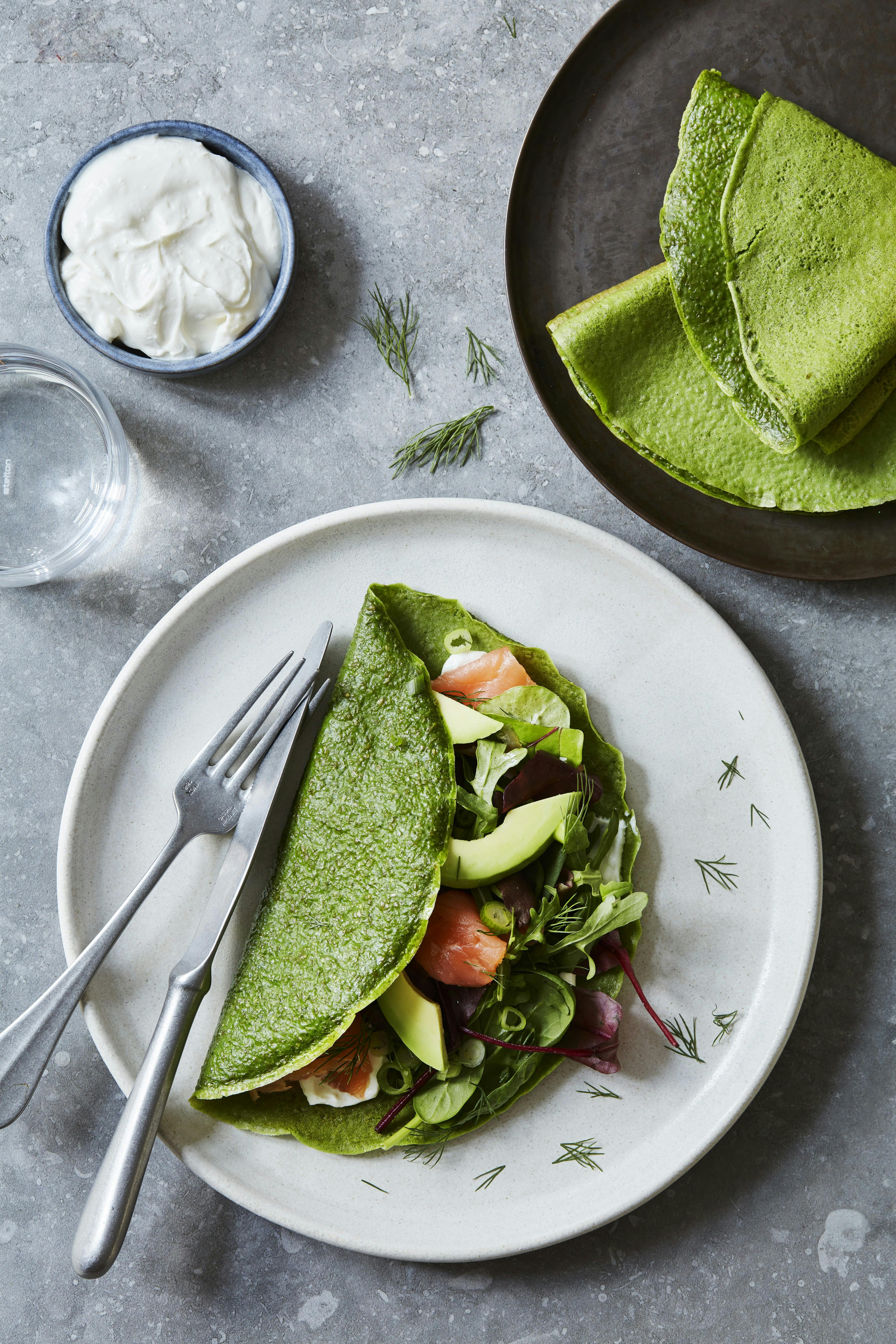 Nemme spinatpandekager med laks og cremet dressing