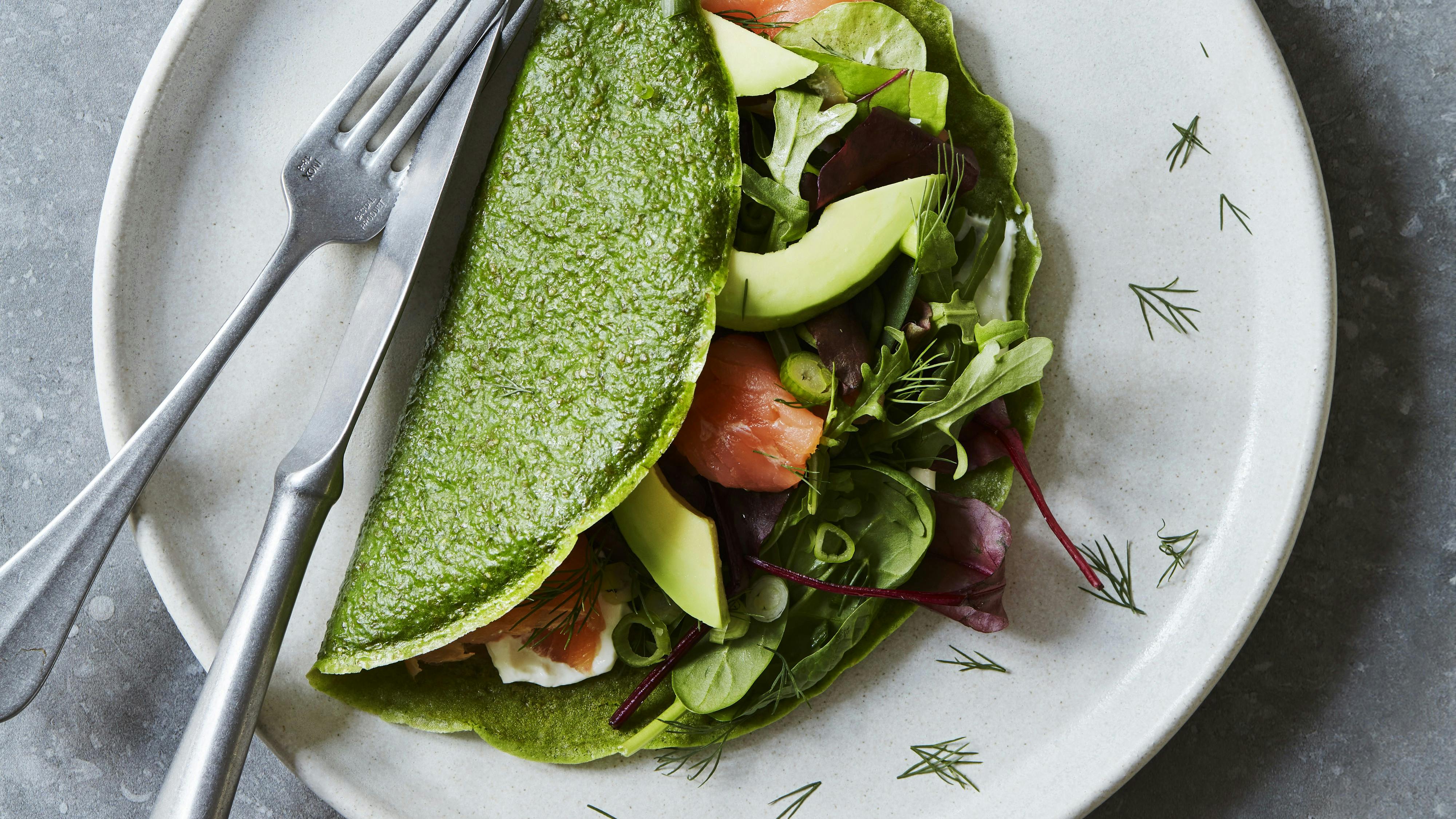 Nemme spinatpandekager med laks og cremet dressing