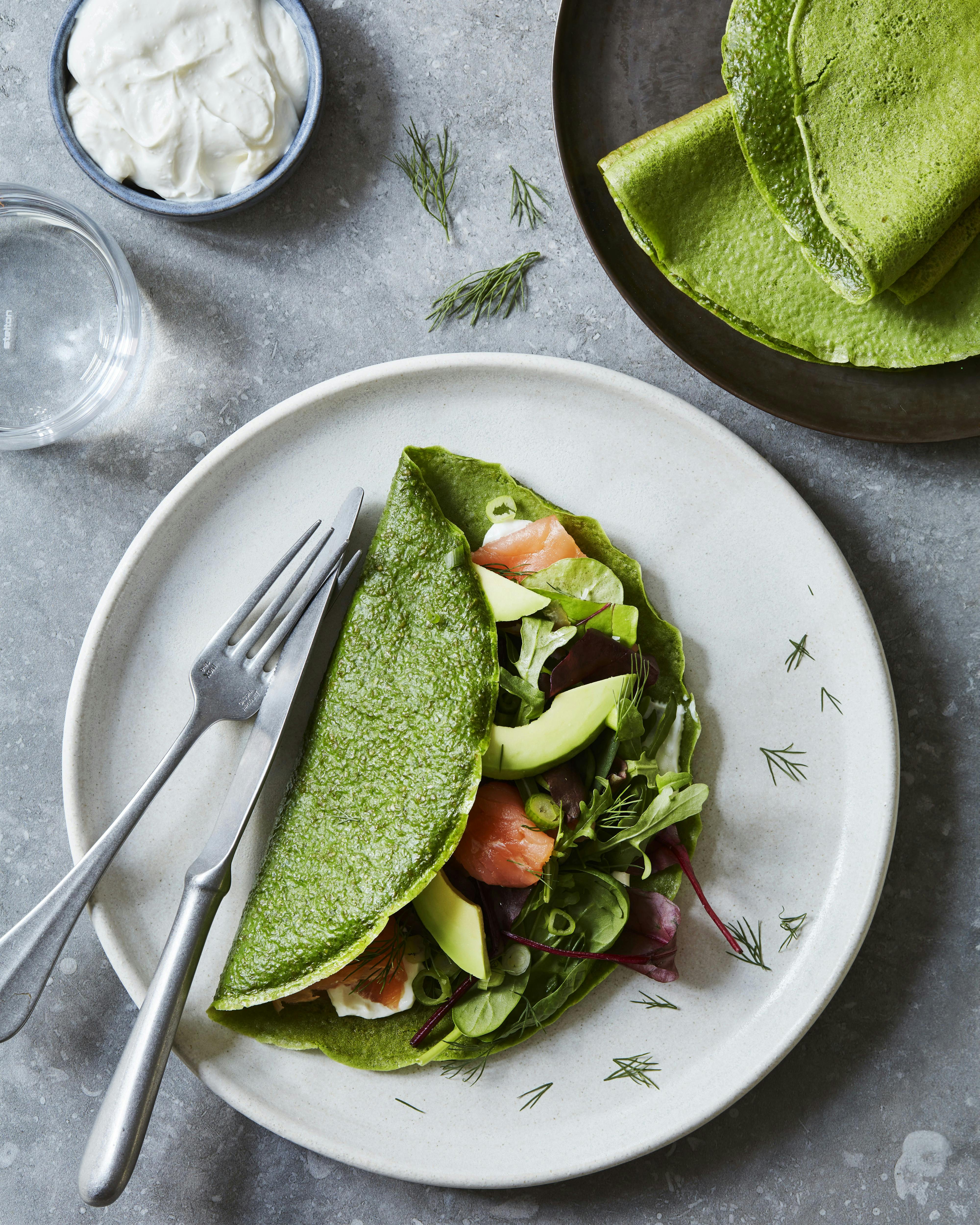 Nemme spinatpandekager med laks og cremet dressing