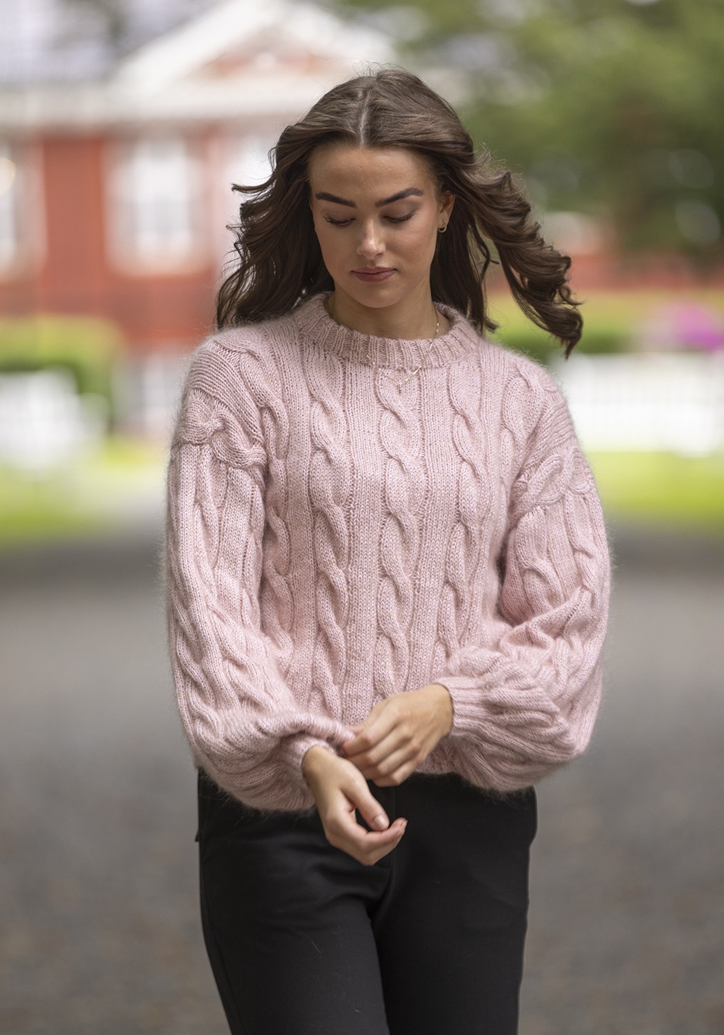Lyserød sweater med snoninger